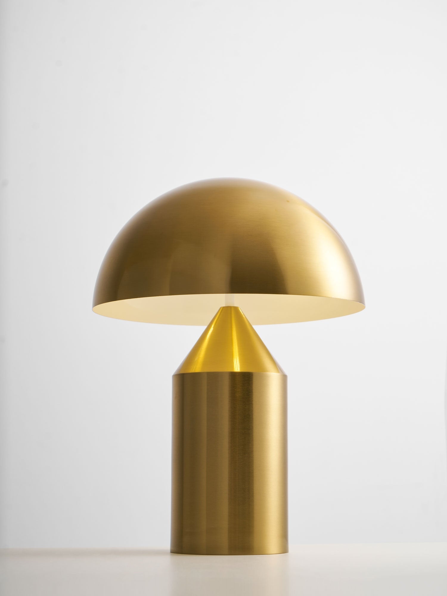Metalen Tafellamp met Geometrische Vormen — Iconisch Italiaans Design in Twee Maten — Vijf Afwerkingen Verkrijgbaar | Sansoti