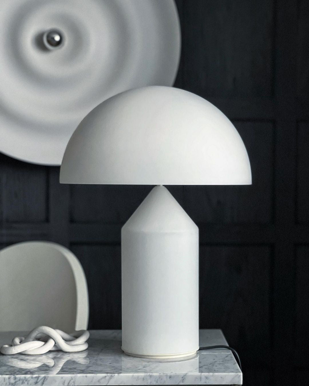 Metalen Tafellamp met Geometrische Vormen — Iconisch Italiaans Design in Twee Maten — Vijf Afwerkingen Verkrijgbaar | Sansoti