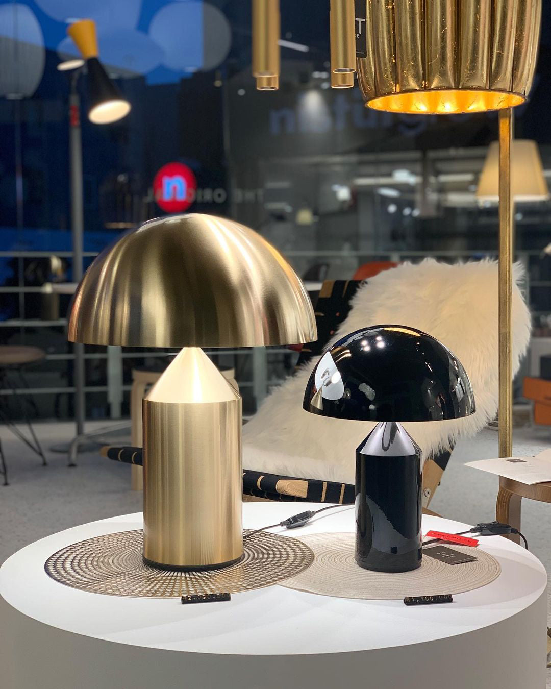 Metalen Tafellamp met Geometrische Vormen — Iconisch Italiaans Design in Twee Maten — Vijf Afwerkingen Verkrijgbaar | Sansoti