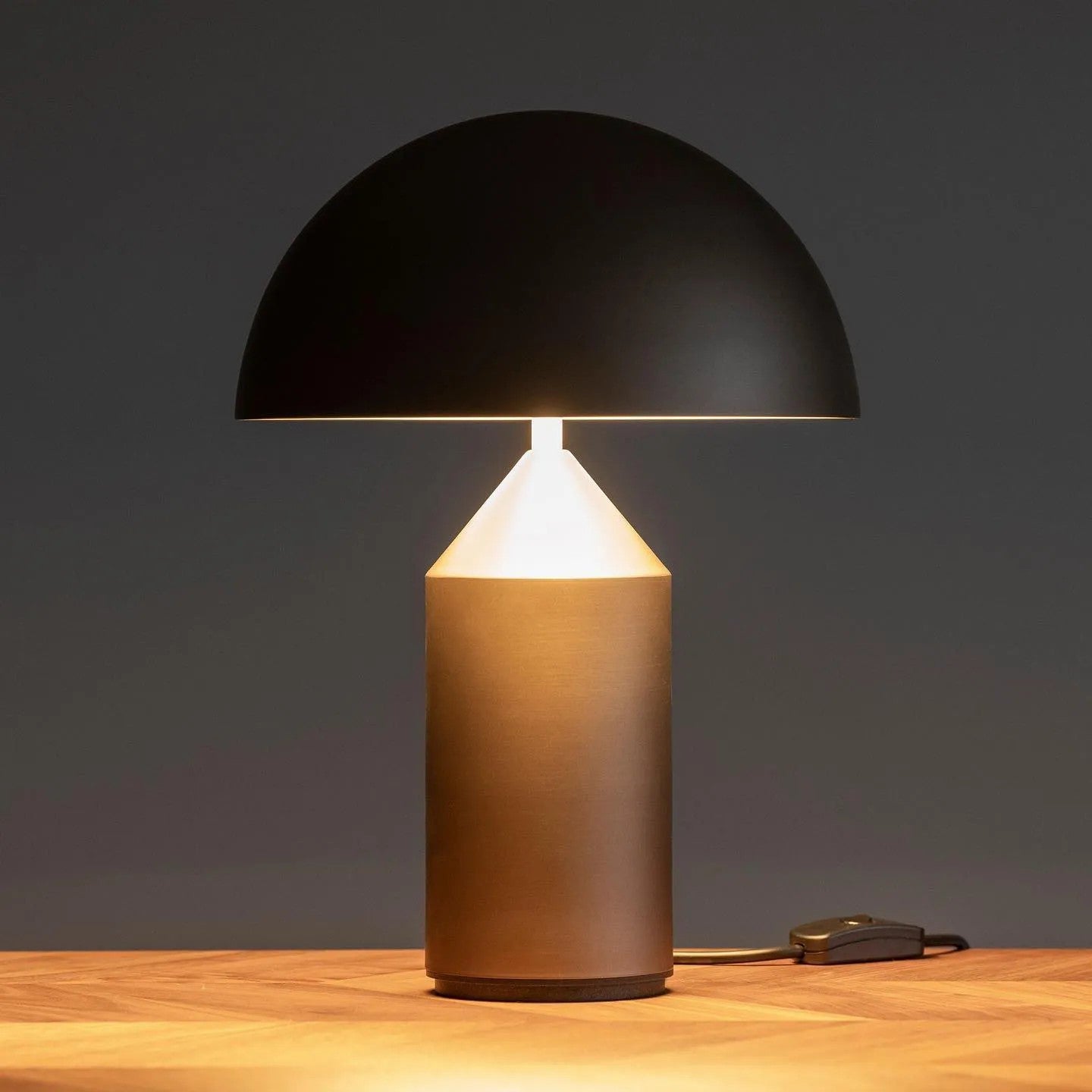 Metalen Tafellamp met Geometrische Vormen — Iconisch Italiaans Design in Twee Maten — Vijf Afwerkingen Verkrijgbaar | Sansoti