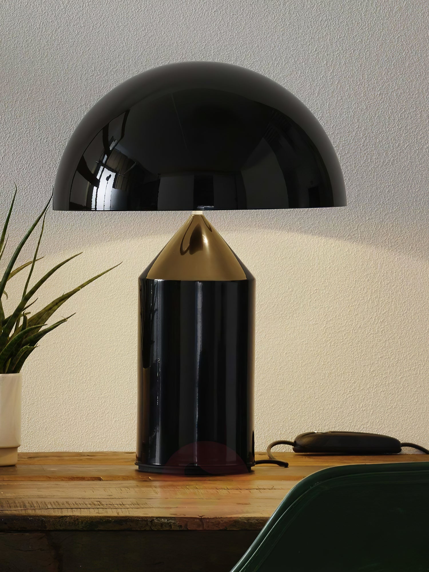 Metalen Tafellamp met Geometrische Vormen — Iconisch Italiaans Design in Twee Maten — Vijf Afwerkingen Verkrijgbaar | Sansoti