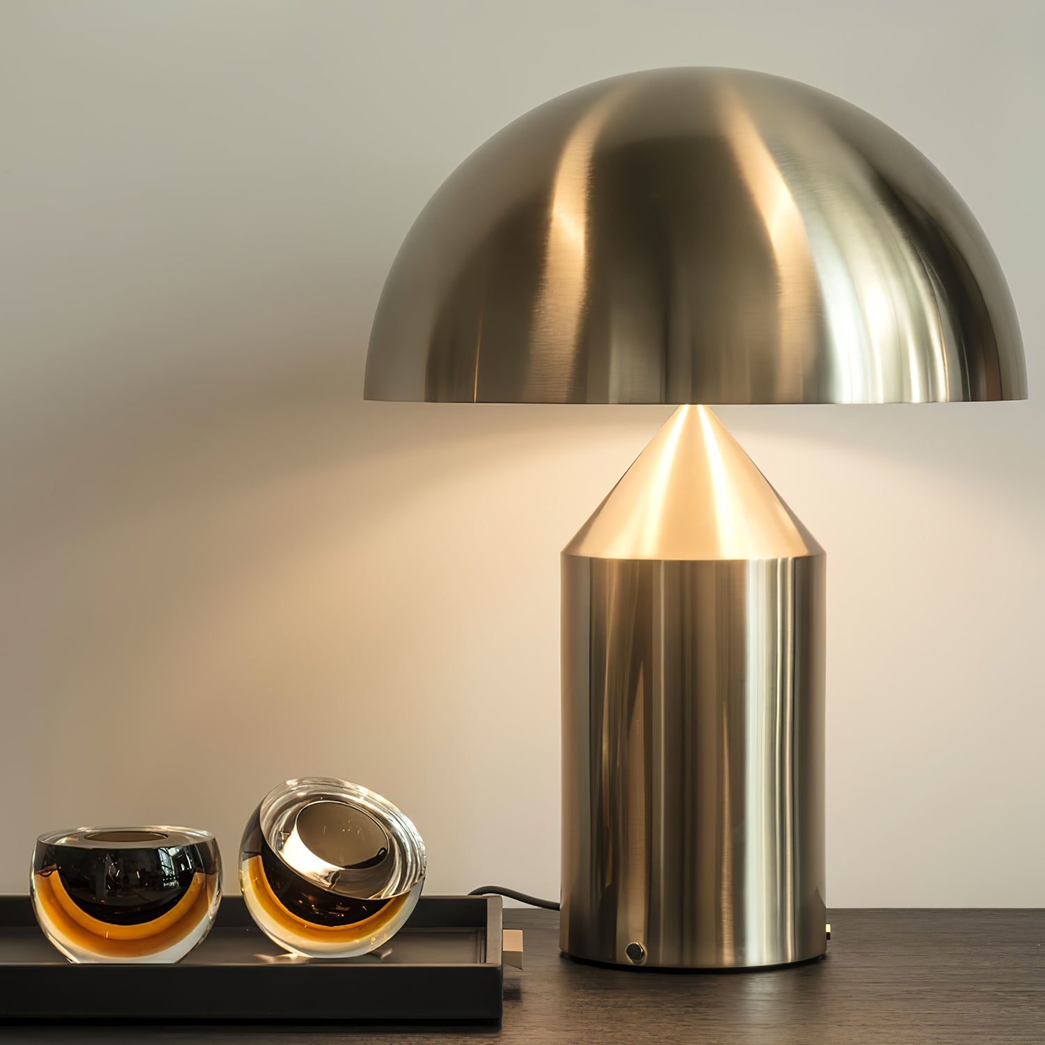 Metalen Tafellamp met Geometrische Vormen — Iconisch Italiaans Design in Twee Maten — Vijf Afwerkingen Verkrijgbaar | Sansoti