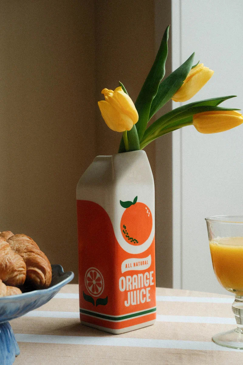 Glasflaschenvase mit Retro-Orangensaft-Design für einzelne Blumen und Trockenblumen im skandinavischen Stil | Sansoti