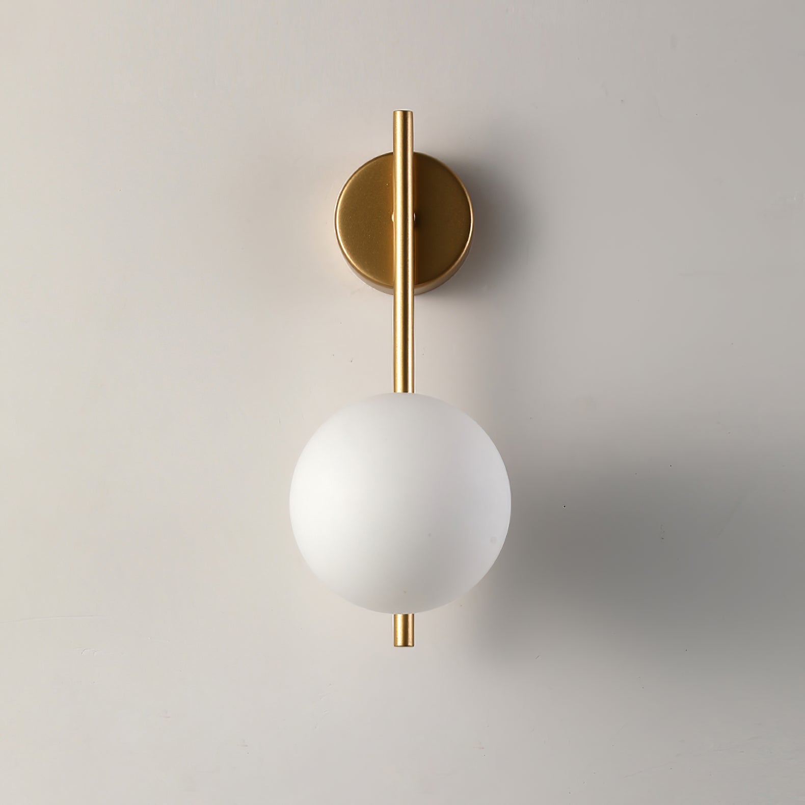Design Wandlamp Goud Wit Glas Sfeerlicht Modern Interieur Woonaccessoires Stijlvolle Verlichting | Sansoti