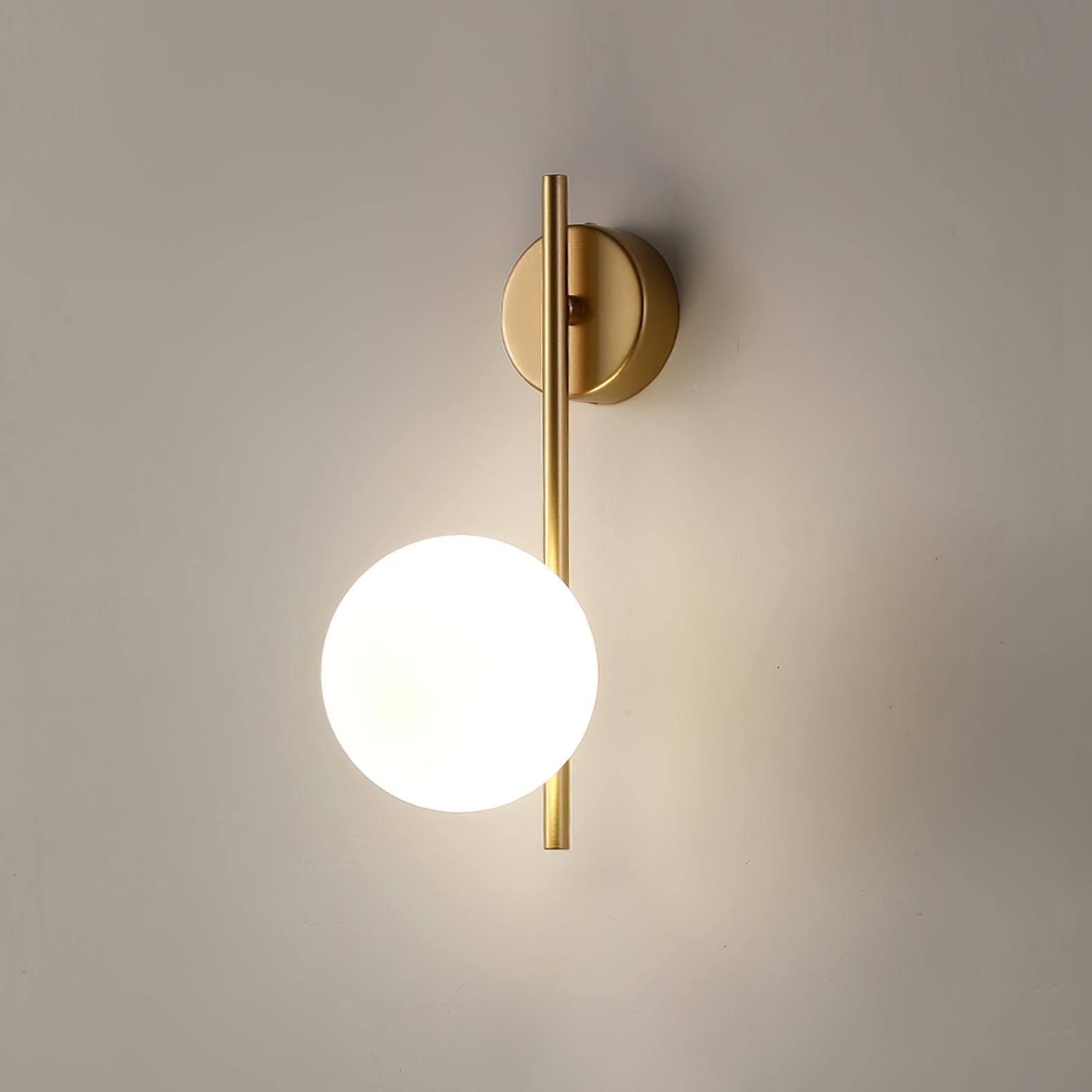 Design Wandlamp Goud Wit Glas Sfeerlicht Modern Interieur Woonaccessoires Stijlvolle Verlichting | Sansoti