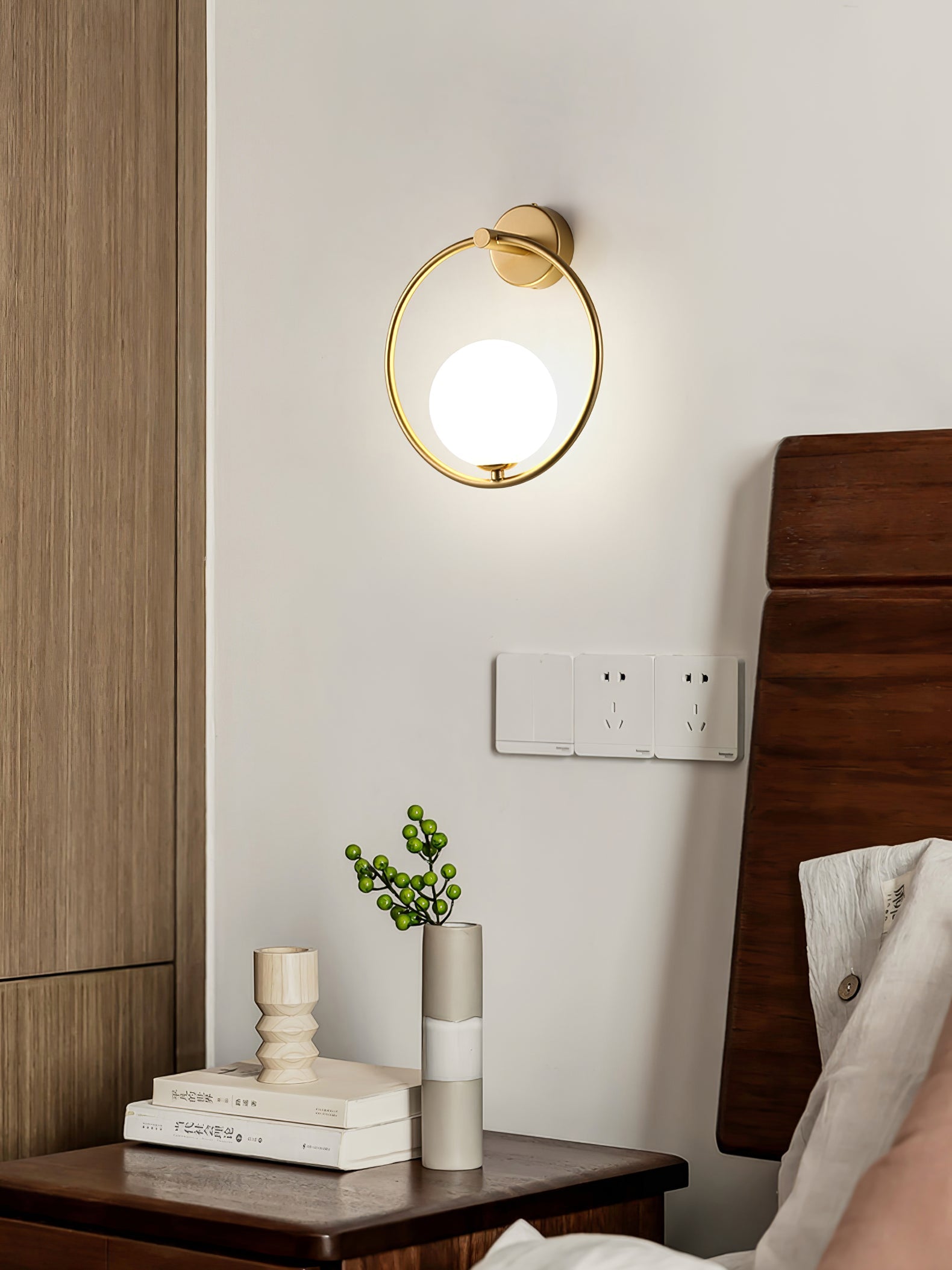 Design Wandlamp Goud Wit Glas Sfeerlicht Modern Interieur Woonaccessoires Stijlvolle Verlichting | Sansoti