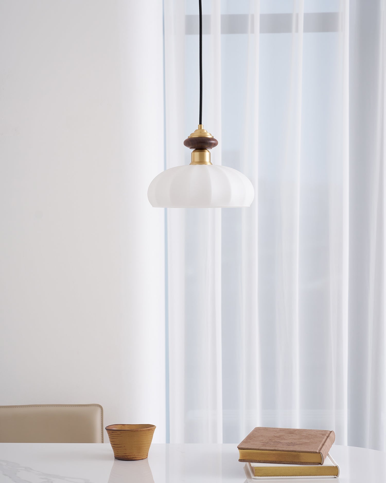 Glazen Hanglamp Bailey met Walnoten Houten Top | Retro Vintage Verlichting Koper Messing | Keukeneiland Eettafel Ontbijthoek | Eetkamer Hanglampen Glas | Skandinavisch Interieur | Sansoti