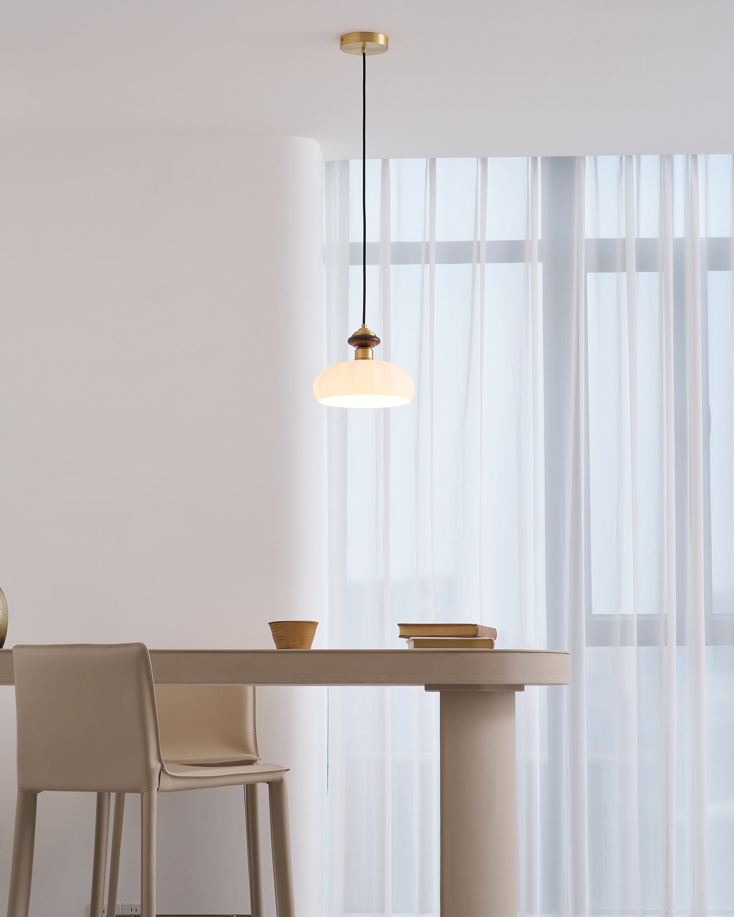 Glazen Hanglamp Bailey met Walnoten Houten Top | Retro Vintage Verlichting Koper Messing | Keukeneiland Eettafel Ontbijthoek | Eetkamer Hanglampen Glas | Skandinavisch Interieur | Sansoti