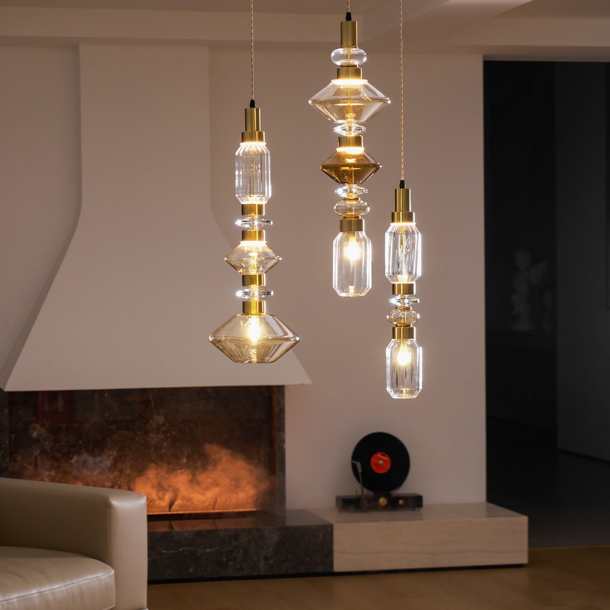 Glazen Hanglamp met Koperen Afwerking en Elegante Bolvorm voor Woonkamer en Eetkamer | Sansoti