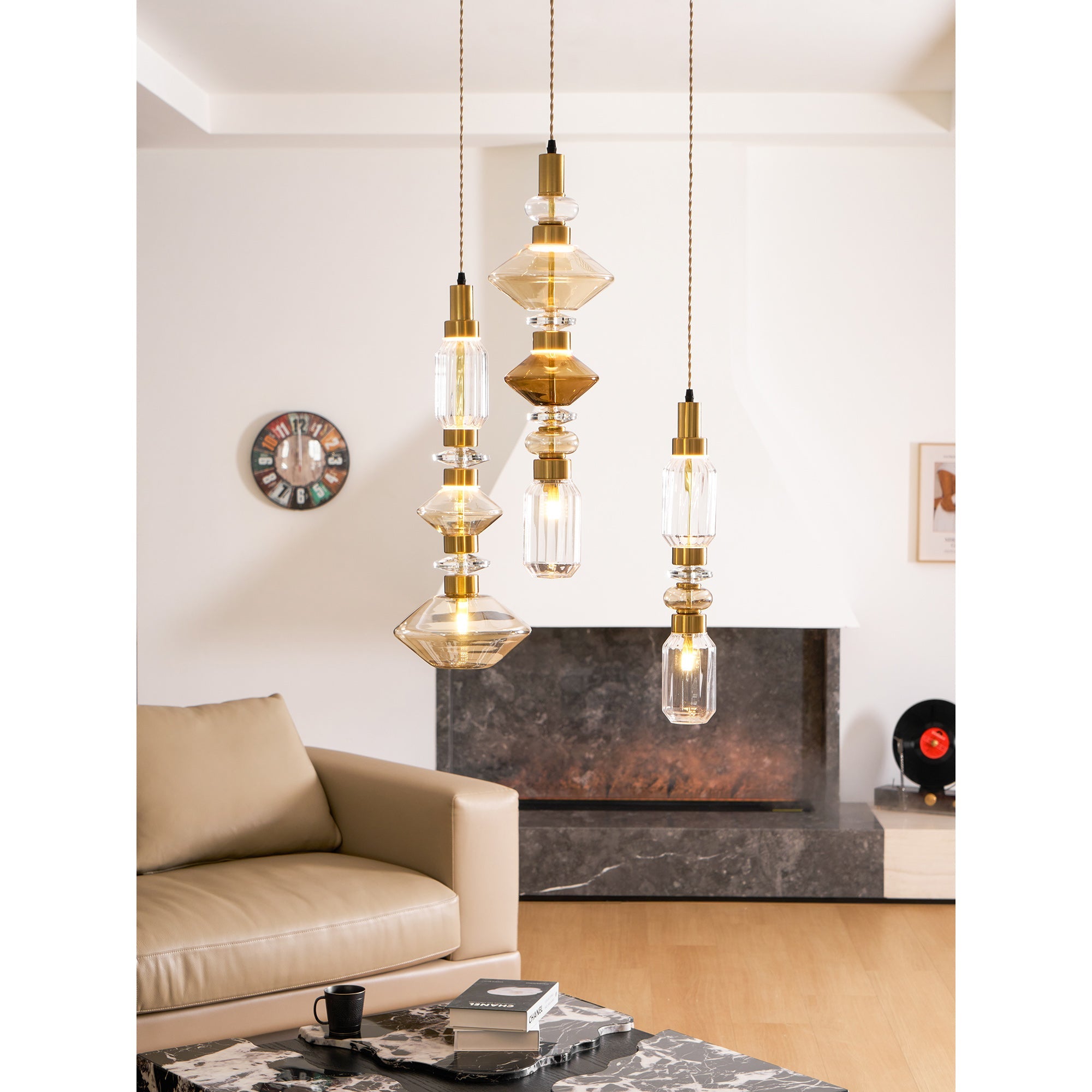 Glazen Hanglamp met Koperen Afwerking en Elegante Bolvorm voor Woonkamer en Eetkamer | Sansoti