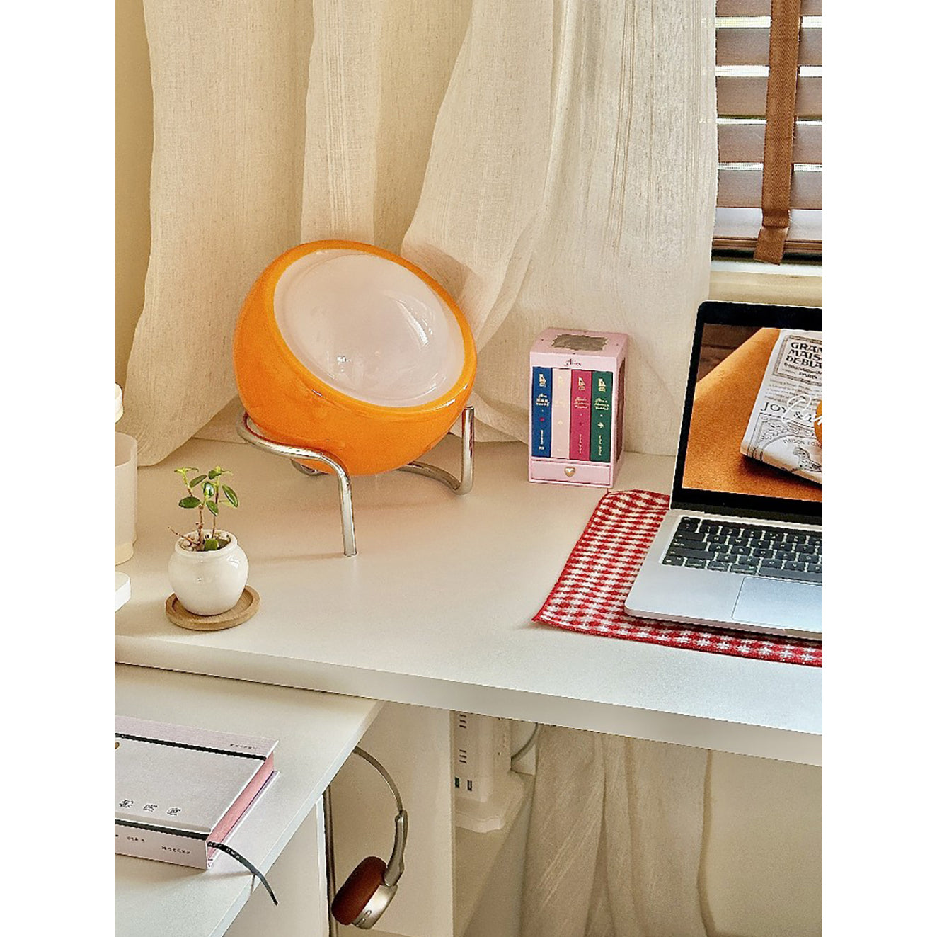 Mid-Century Tafellamp met Gekleurde Glazen Bol en Roestvrij Stalen Voet – Retro Design Verlichting voor Slaapkamer en Woonkamer | Sansoti