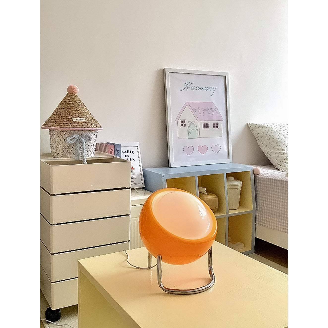 Mid-Century Tafellamp met Gekleurde Glazen Bol en Roestvrij Stalen Voet – Retro Design Verlichting voor Slaapkamer en Woonkamer | Sansoti