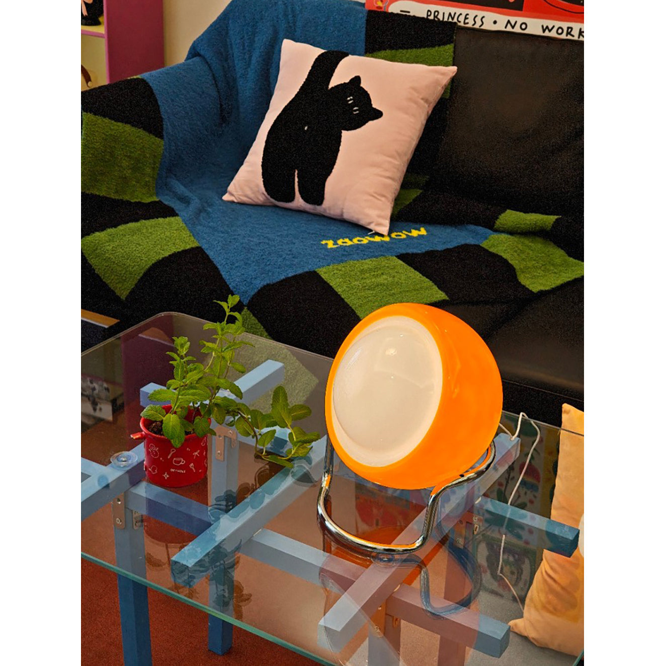 Mid-Century Tafellamp met Gekleurde Glazen Bol en Roestvrij Stalen Voet – Retro Design Verlichting voor Slaapkamer en Woonkamer | Sansoti