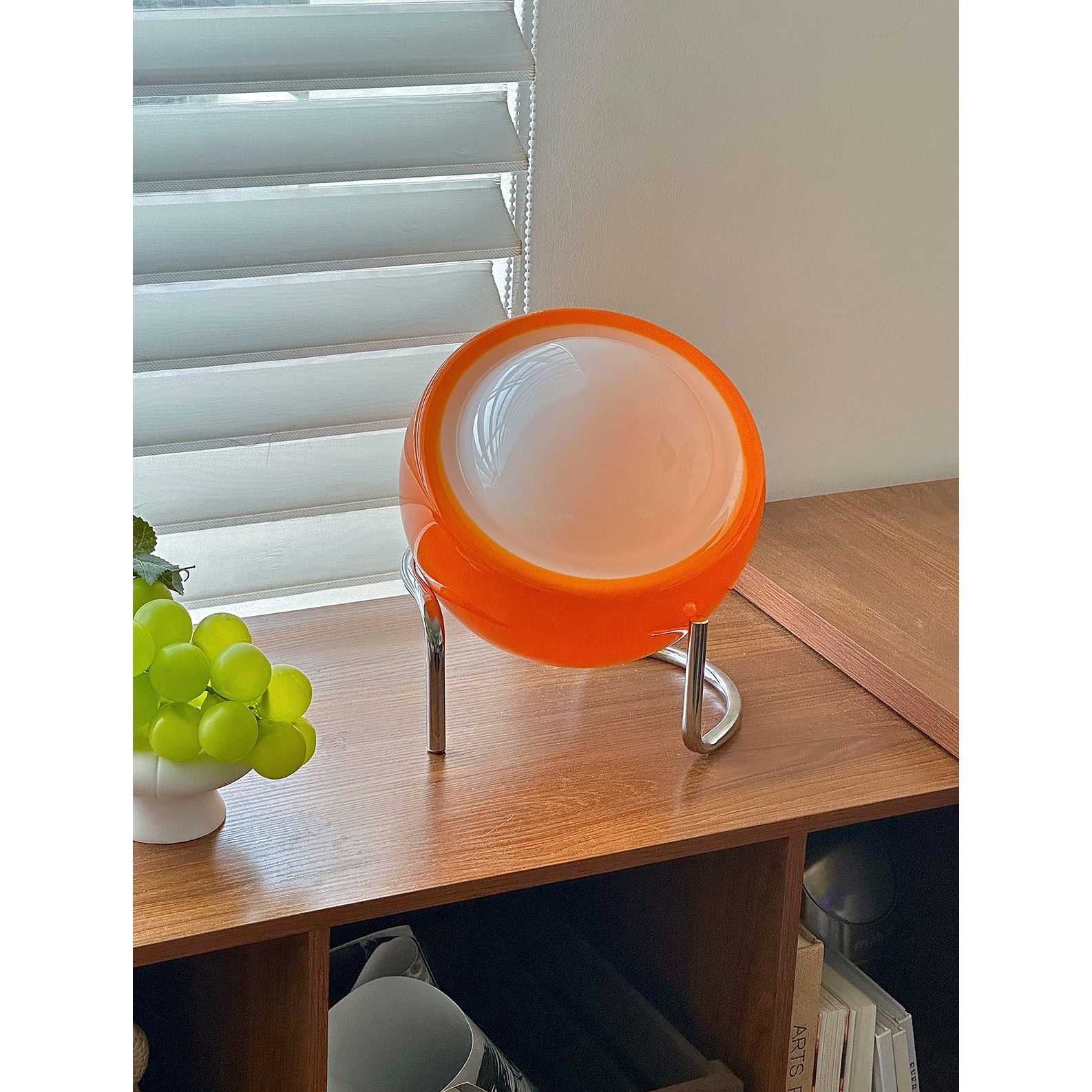 Mid-Century Tafellamp met Gekleurde Glazen Bol en Roestvrij Stalen Voet – Retro Design Verlichting voor Slaapkamer en Woonkamer | Sansoti