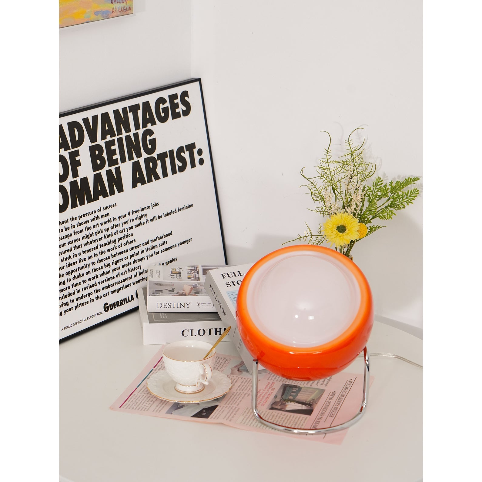 Mid-Century Tafellamp met Gekleurde Glazen Bol en Roestvrij Stalen Voet – Retro Design Verlichting voor Slaapkamer en Woonkamer | Sansoti