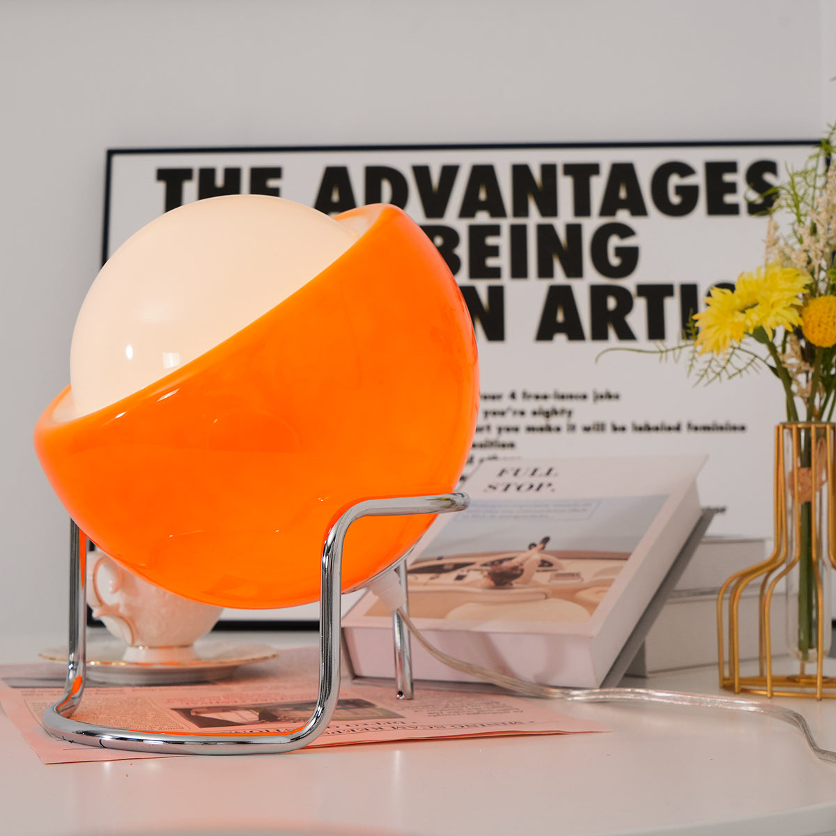 Mid-Century Tafellamp met Gekleurde Glazen Bol en Roestvrij Stalen Voet – Retro Design Verlichting voor Slaapkamer en Woonkamer | Sansoti