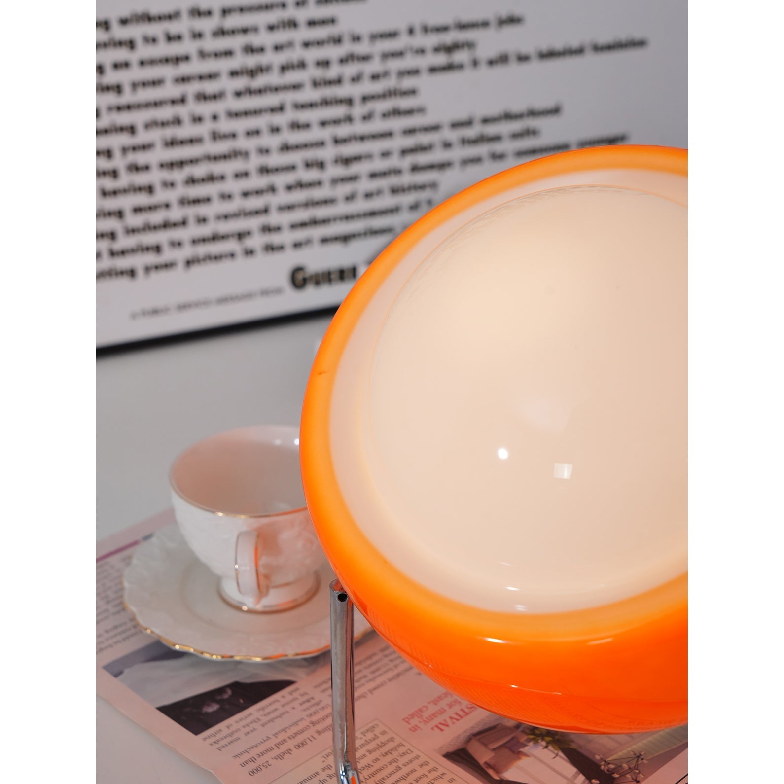 Mid-Century Tafellamp met Gekleurde Glazen Bol en Roestvrij Stalen Voet – Retro Design Verlichting voor Slaapkamer en Woonkamer | Sansoti