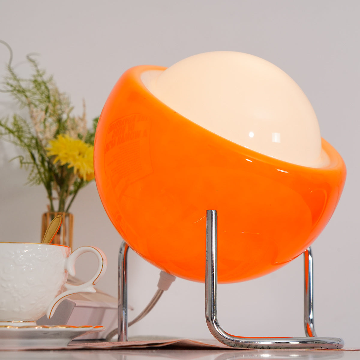 Mid-Century Tafellamp met Gekleurde Glazen Bol en Roestvrij Stalen Voet – Retro Design Verlichting voor Slaapkamer en Woonkamer | Sansoti