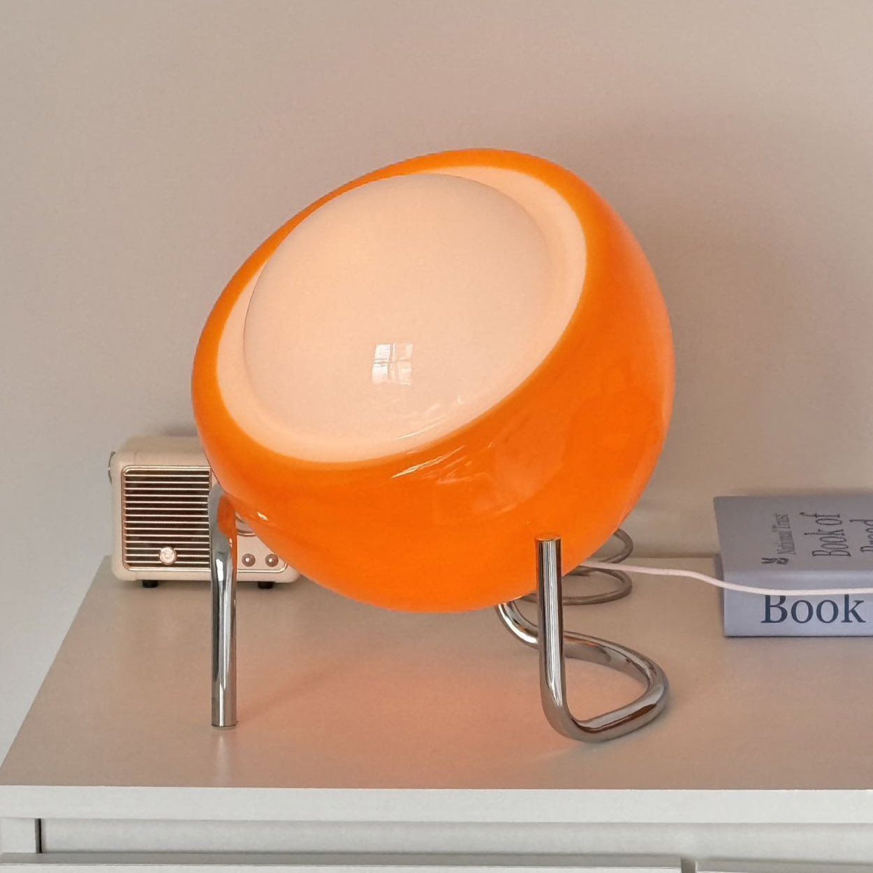 Mid-Century Tafellamp met Gekleurde Glazen Bol en Roestvrij Stalen Voet – Retro Design Verlichting voor Slaapkamer en Woonkamer | Sansoti