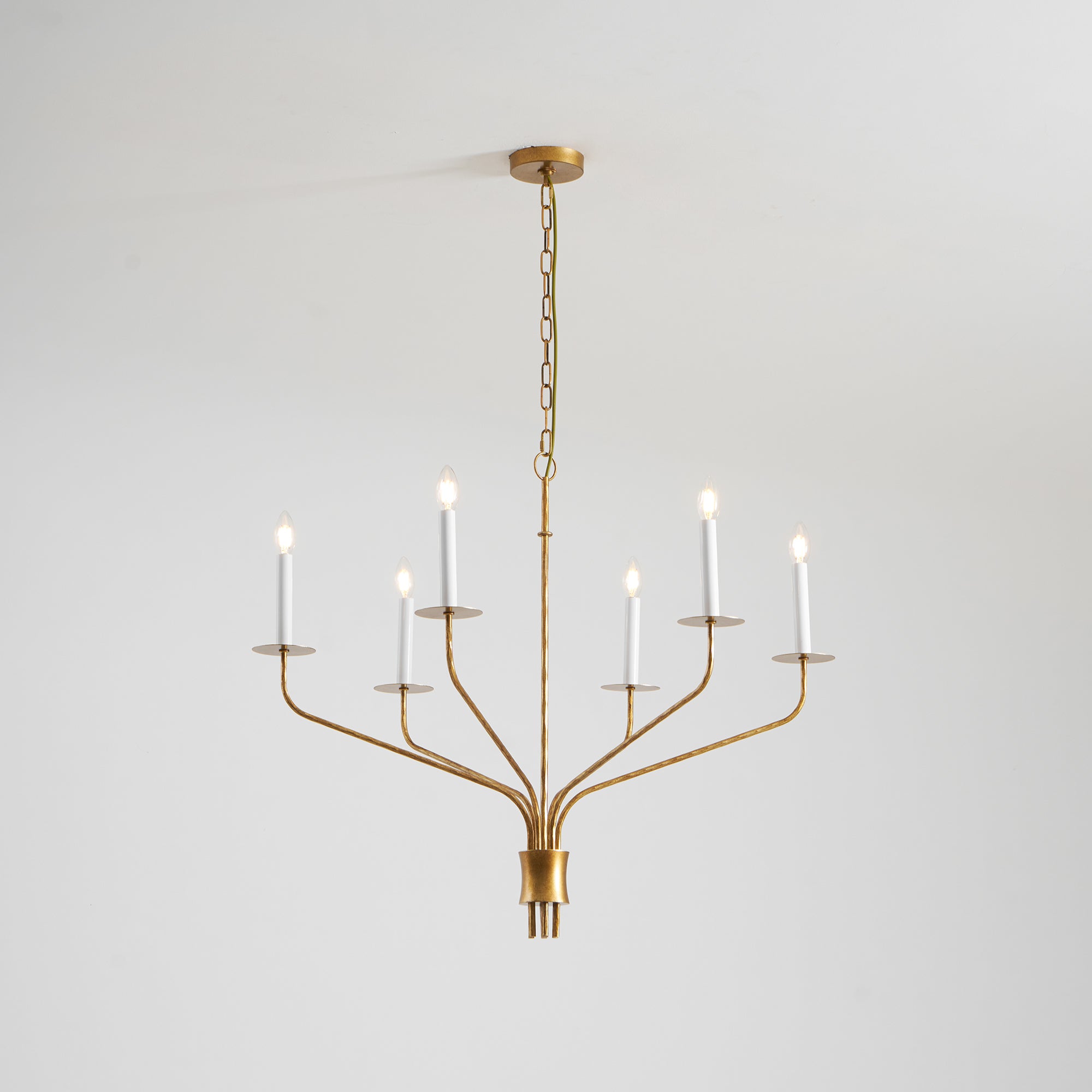 Minimalistischer Kronleuchter mit schlanken Armen und kerzenförmigen Fassungen – Moderne Design-Pendelleuchte in Messing, Schwarz oder Nickel | Restfield