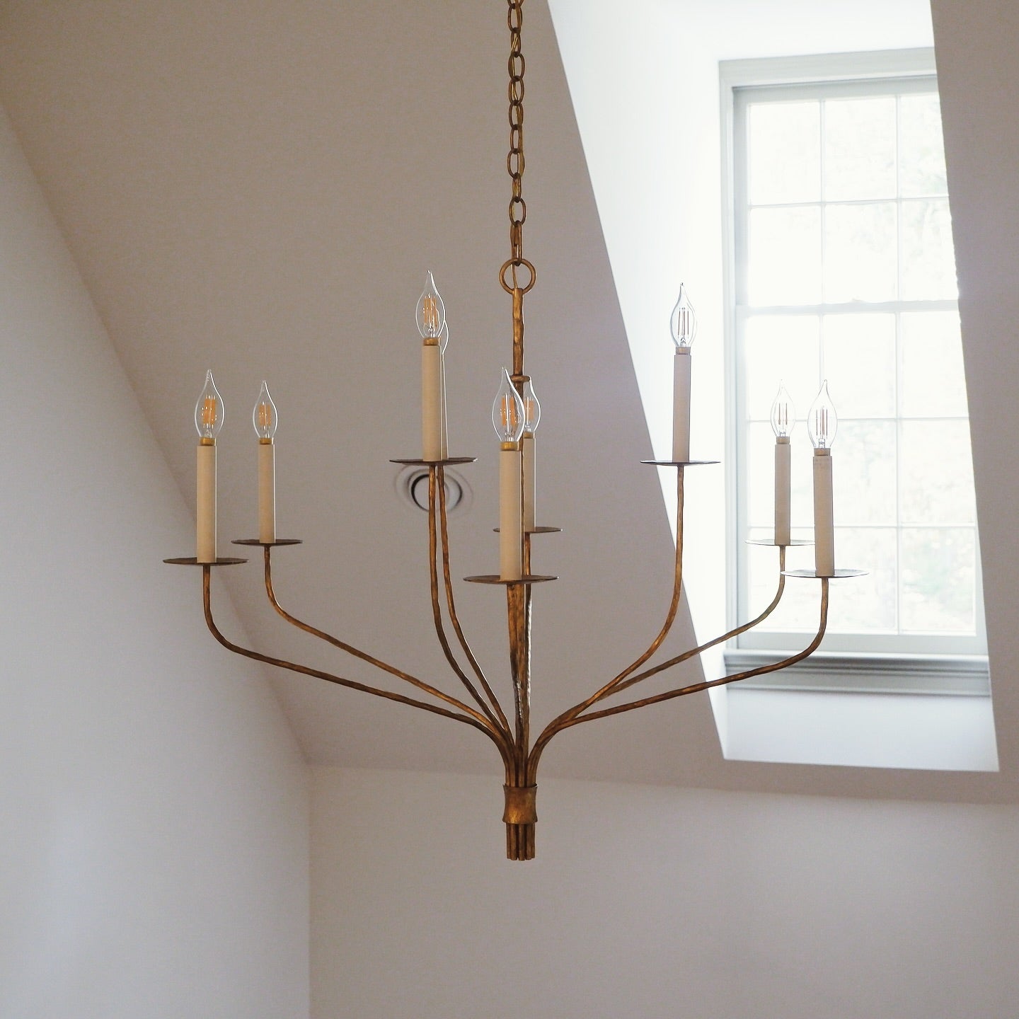 Minimalistischer Kronleuchter mit schlanken Armen und kerzenförmigen Fassungen – Moderne Design-Pendelleuchte in Messing, Schwarz oder Nickel | Restfield