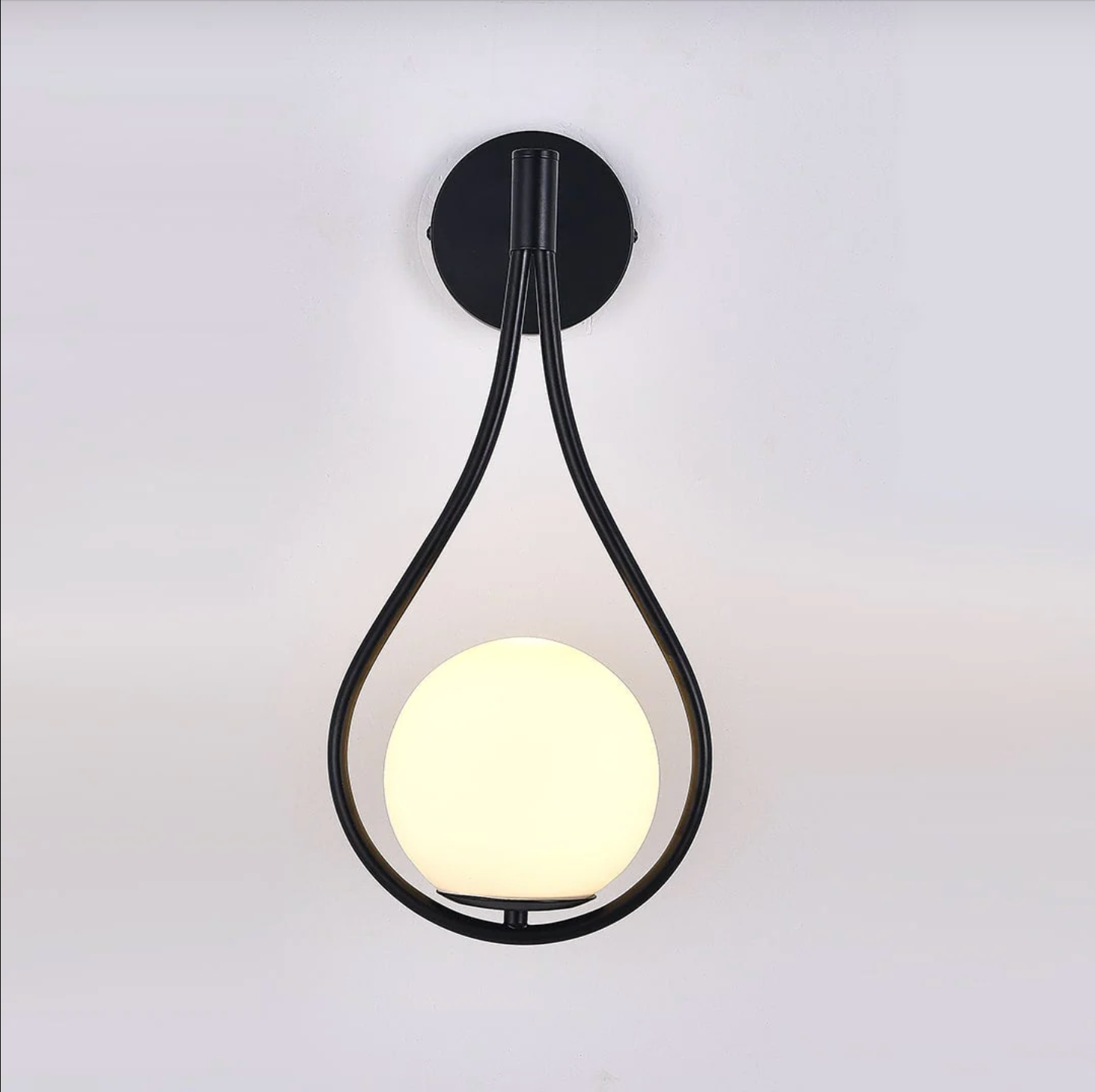 Moderne Scandinavische Wandlamp met Metalen Afwerking | Sansoti