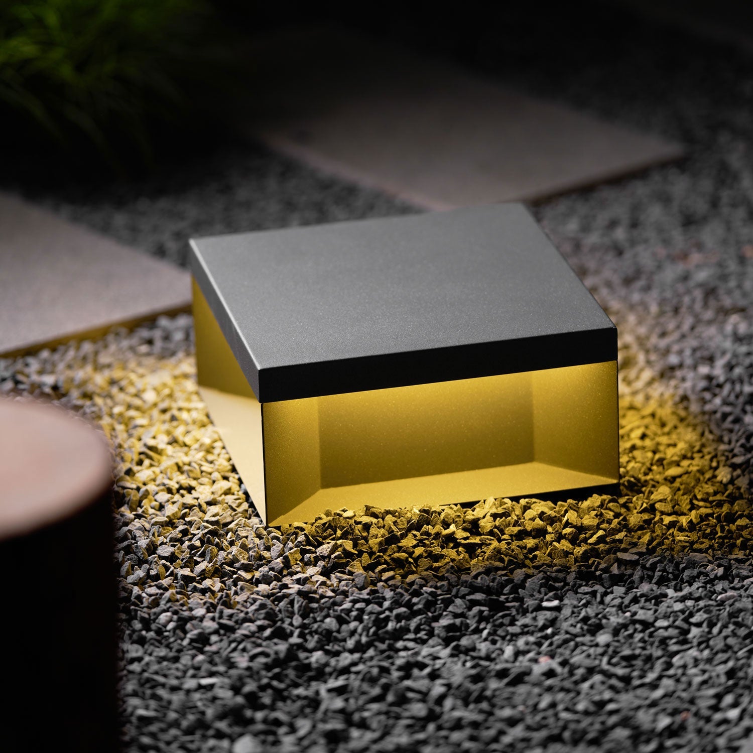 Buiten Tuinlamp Vierkant — Waterdicht IP65 Sokkel Verlichting Zwart Metaal & Matglas — 20×20×10 cm / 30×30×15 cm / 40×40×20 cm / 50×50×35 cm — Solarpaneel of Netaansluiting — 3000K/4000K/6000K — Oprit, Terras, Pad & Hek | Sansoti
