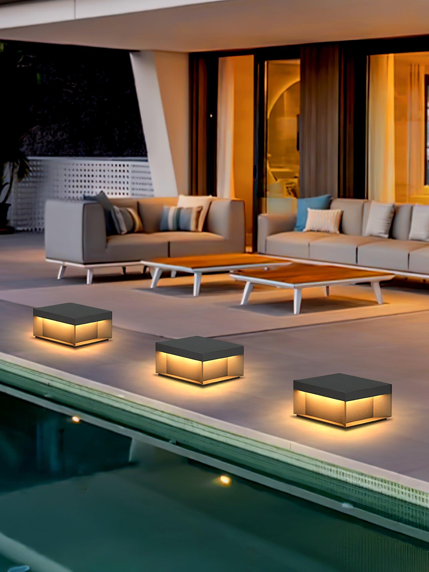 Buiten Tuinlamp Vierkant — Waterdicht IP65 Sokkel Verlichting Zwart Metaal & Matglas — 20×20×10 cm / 30×30×15 cm / 40×40×20 cm / 50×50×35 cm — Solarpaneel of Netaansluiting — 3000K/4000K/6000K — Oprit, Terras, Pad & Hek | Sansoti