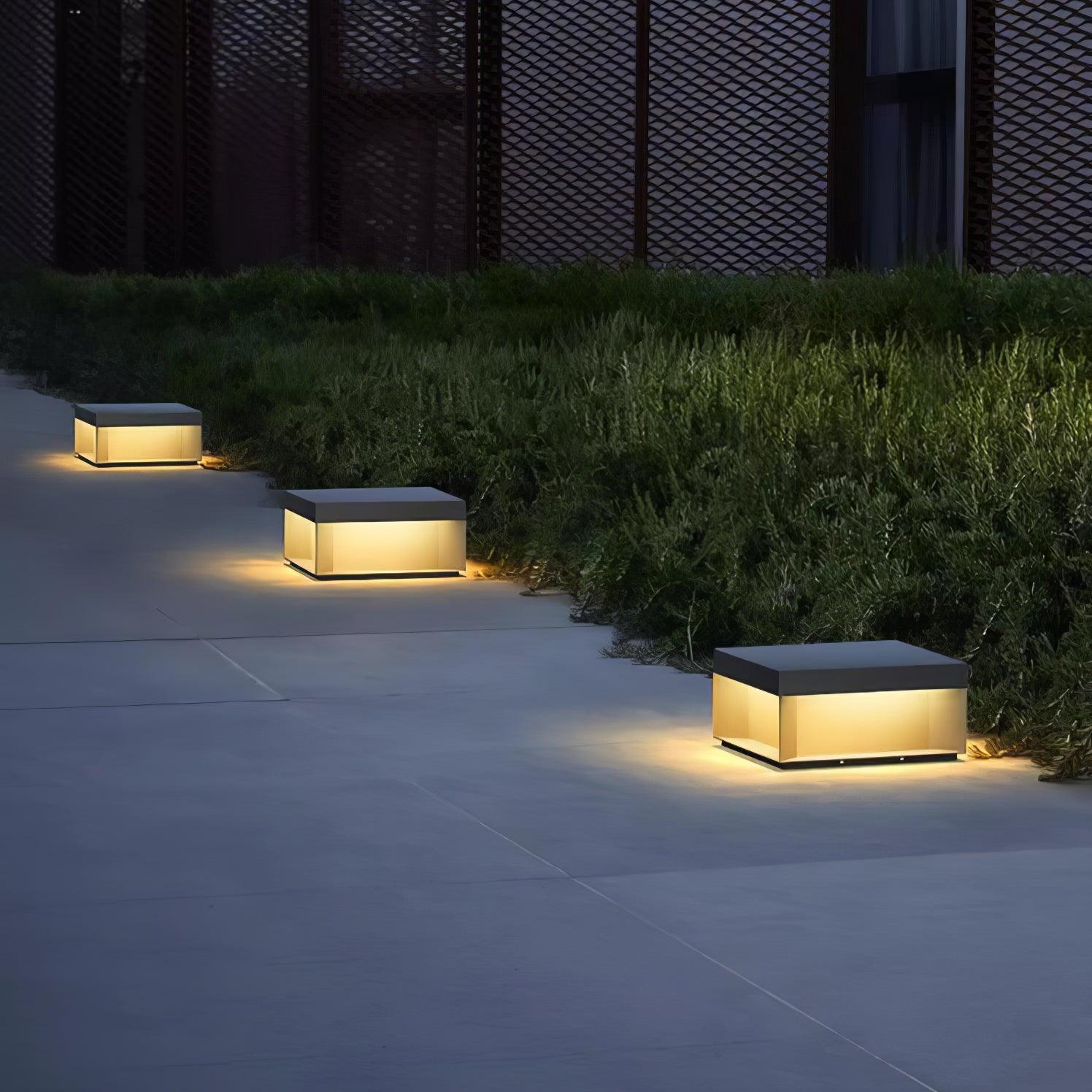 Buiten Tuinlamp Vierkant — Waterdicht IP65 Sokkel Verlichting Zwart Metaal & Matglas — 20×20×10 cm / 30×30×15 cm / 40×40×20 cm / 50×50×35 cm — Solarpaneel of Netaansluiting — 3000K/4000K/6000K — Oprit, Terras, Pad & Hek | Sansoti