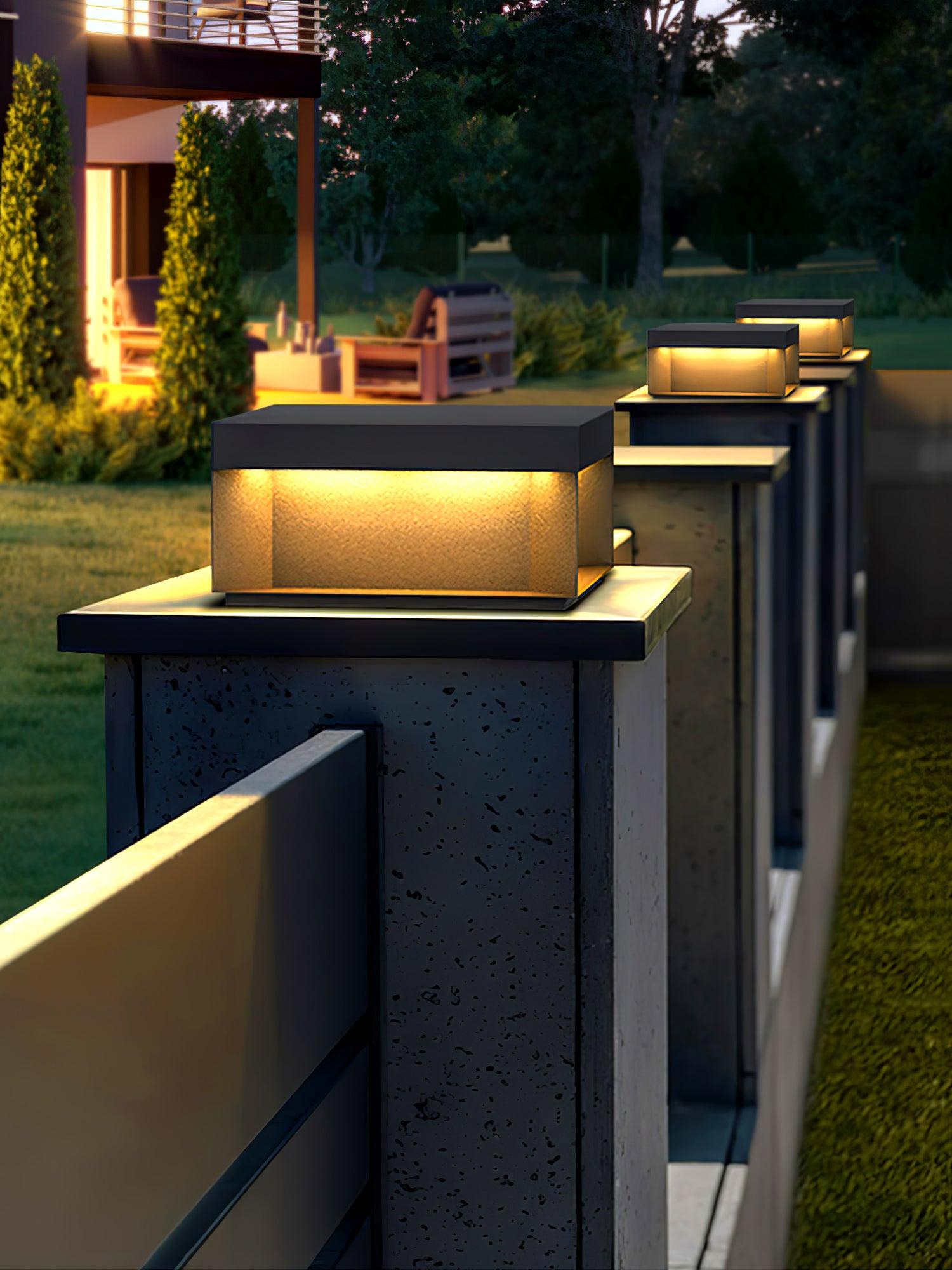 Buiten Tuinlamp Vierkant — Waterdicht IP65 Sokkel Verlichting Zwart Metaal & Matglas — 20×20×10 cm / 30×30×15 cm / 40×40×20 cm / 50×50×35 cm — Solarpaneel of Netaansluiting — 3000K/4000K/6000K — Oprit, Terras, Pad & Hek | Sansoti