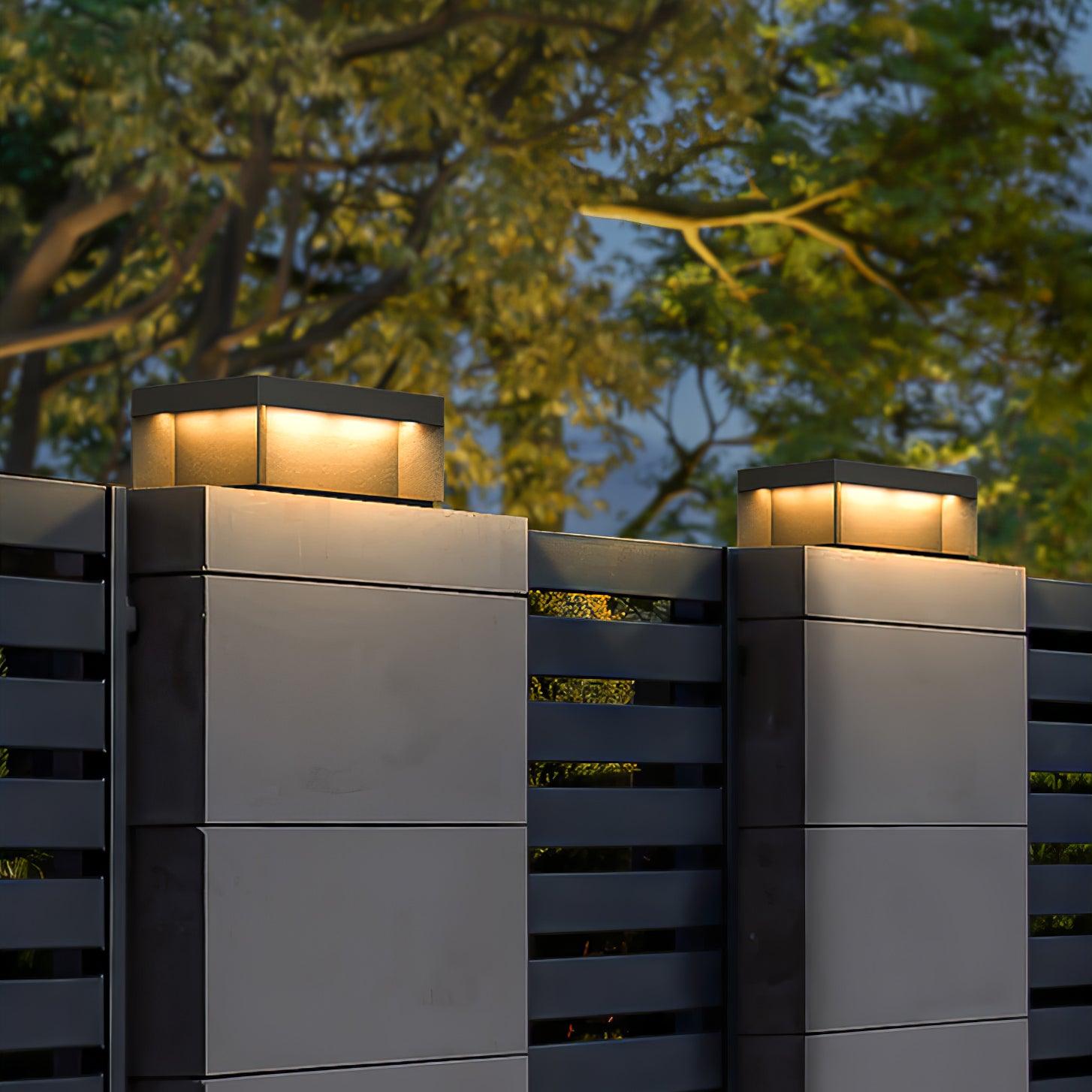 Buiten Tuinlamp Vierkant — Waterdicht IP65 Sokkel Verlichting Zwart Metaal & Matglas — 20×20×10 cm / 30×30×15 cm / 40×40×20 cm / 50×50×35 cm — Solarpaneel of Netaansluiting — 3000K/4000K/6000K — Oprit, Terras, Pad & Hek | Sansoti