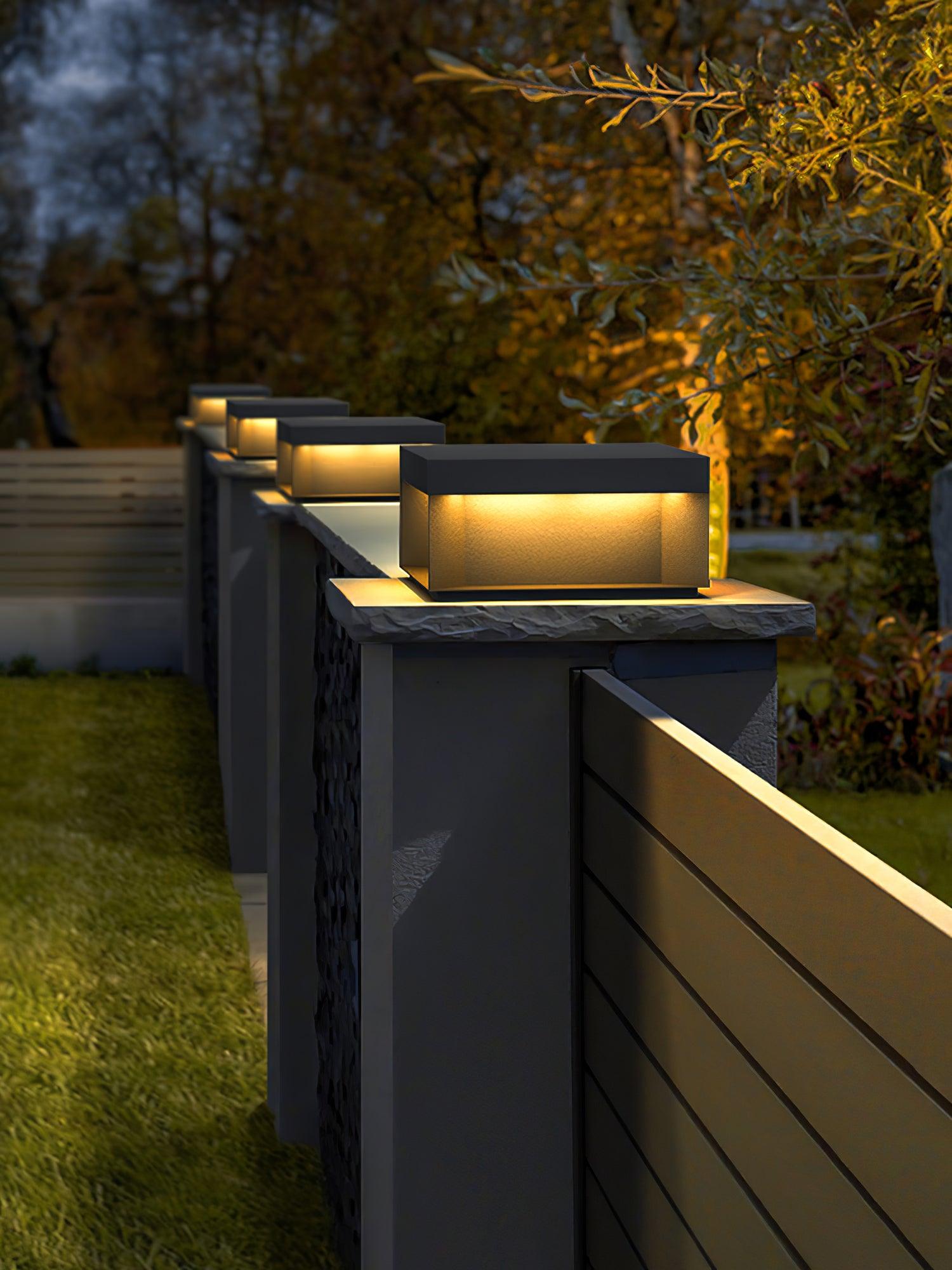 Buiten Tuinlamp Vierkant — Waterdicht IP65 Sokkel Verlichting Zwart Metaal & Matglas — 20×20×10 cm / 30×30×15 cm / 40×40×20 cm / 50×50×35 cm — Solarpaneel of Netaansluiting — 3000K/4000K/6000K — Oprit, Terras, Pad & Hek | Sansoti