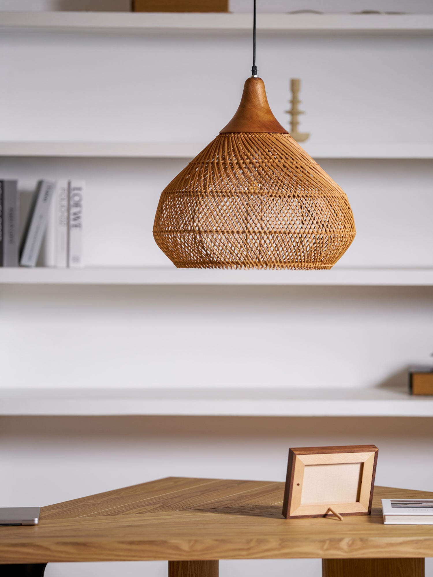 Handgevlochten Rotan Hanglamp – Javaanse Vlechtkunst in 4 Vormen & 3 Maten – Naturel of Zwart Rotan – E26/E27 Fitting – Scandinavisch Woonlicht | Sansoti