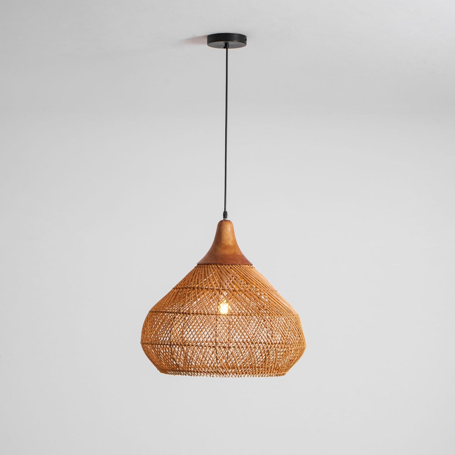 Handgevlochten Rotan Hanglamp – Javaanse Vlechtkunst in 4 Vormen & 3 Maten – Naturel of Zwart Rotan – E26/E27 Fitting – Scandinavisch Woonlicht | Sansoti