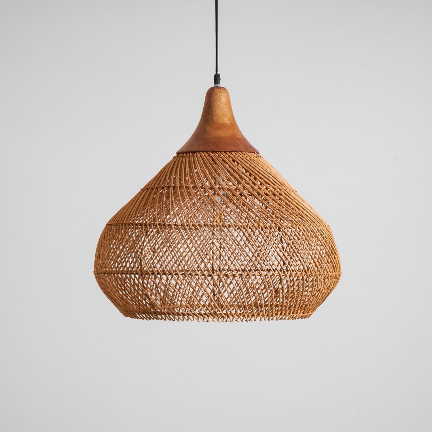 Handgevlochten Rotan Hanglamp – Javaanse Vlechtkunst in 4 Vormen & 3 Maten – Naturel of Zwart Rotan – E26/E27 Fitting – Scandinavisch Woonlicht | Sansoti