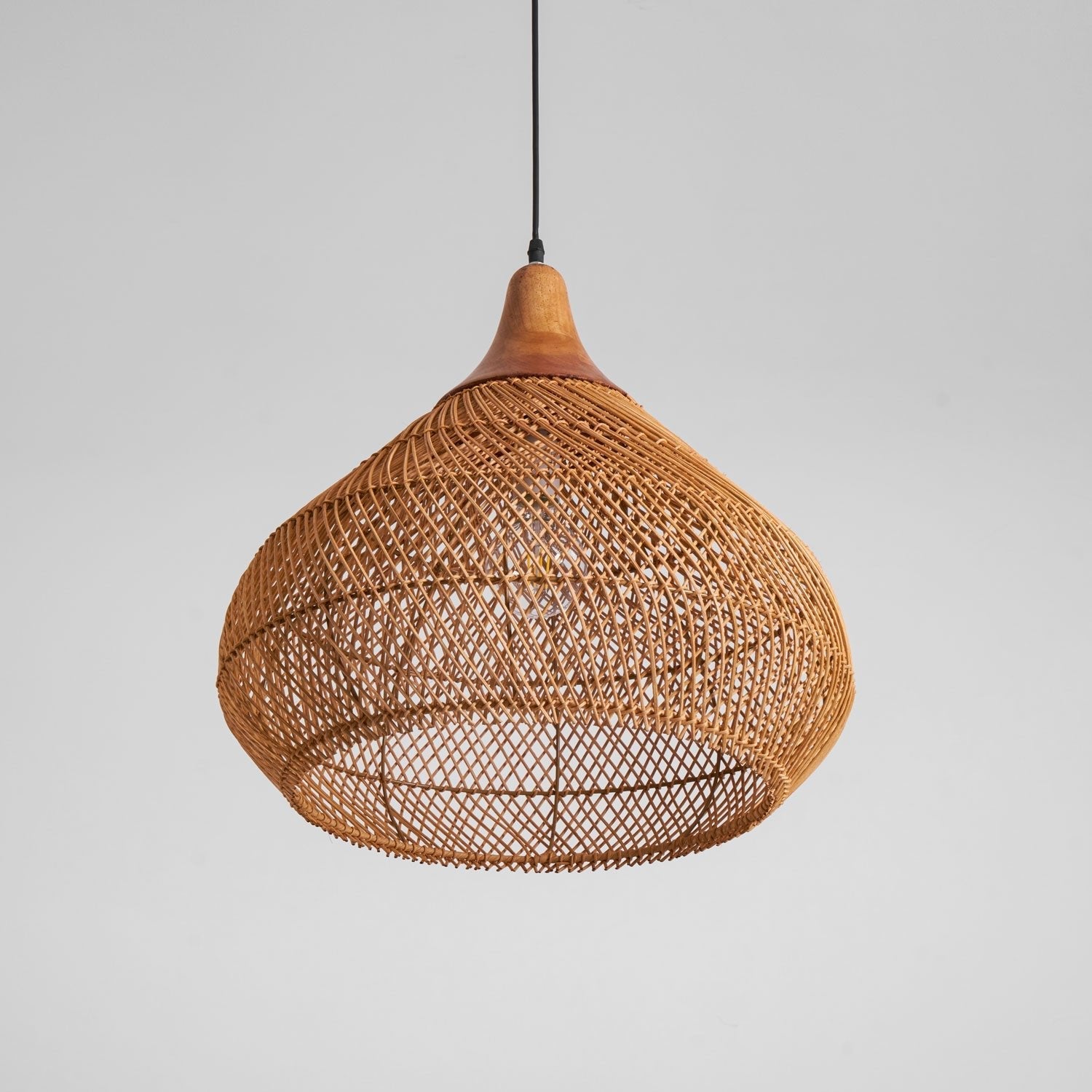 Handgevlochten Rotan Hanglamp – Javaanse Vlechtkunst in 4 Vormen & 3 Maten – Naturel of Zwart Rotan – E26/E27 Fitting – Scandinavisch Woonlicht | Sansoti