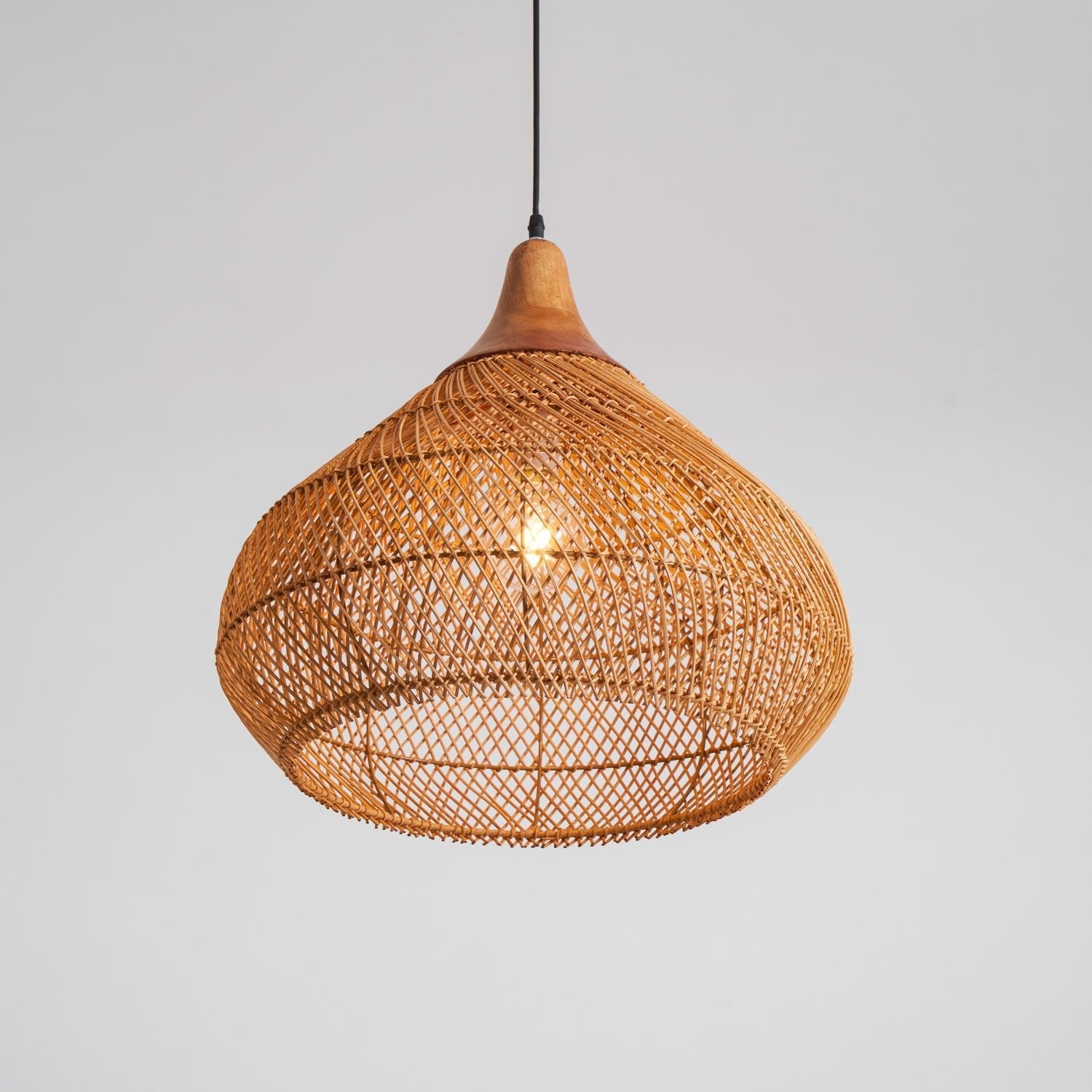 Handgevlochten Rotan Hanglamp – Javaanse Vlechtkunst in 4 Vormen & 3 Maten – Naturel of Zwart Rotan – E26/E27 Fitting – Scandinavisch Woonlicht | Sansoti