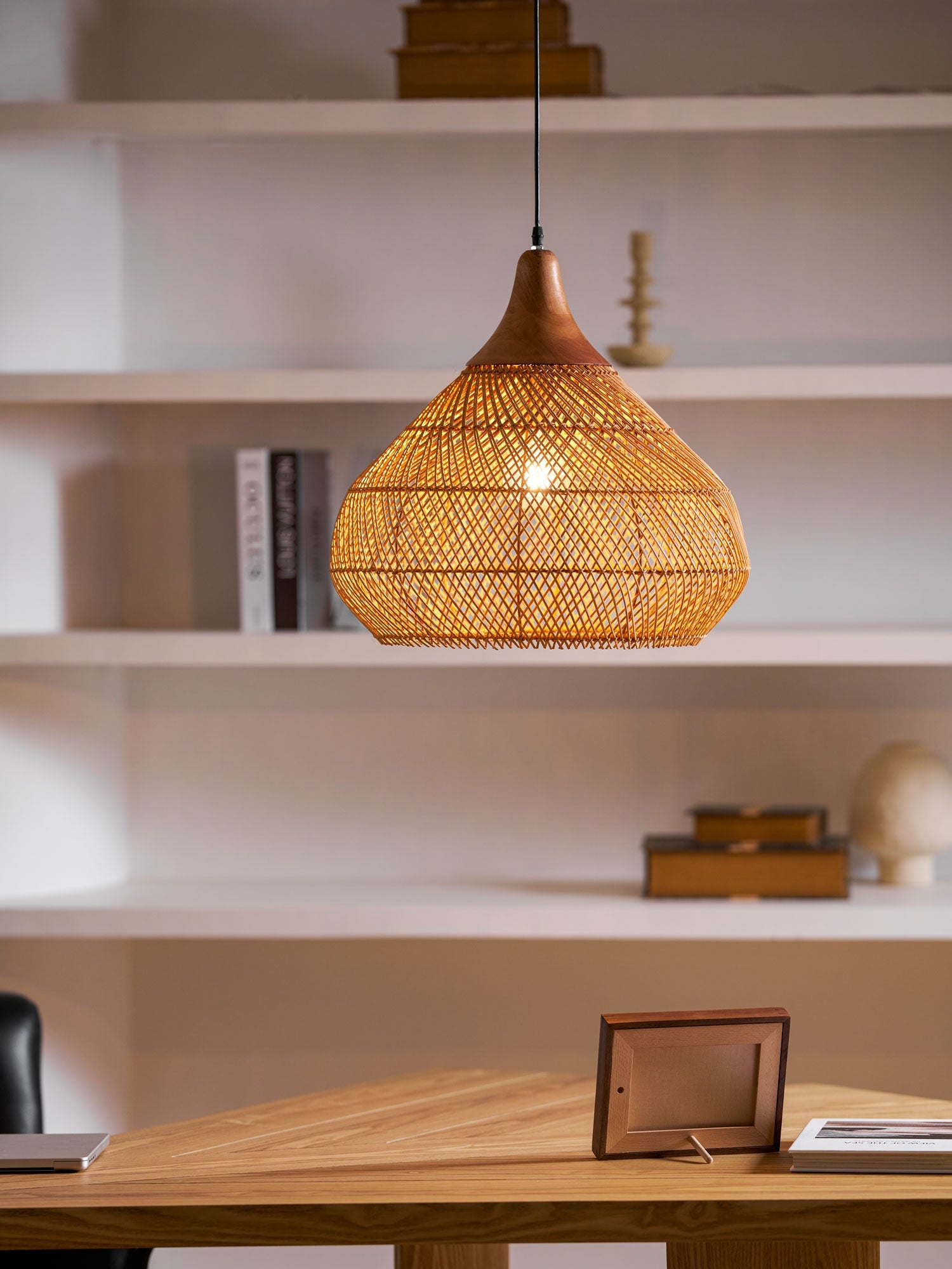 Handgevlochten Rotan Hanglamp – Javaanse Vlechtkunst in 4 Vormen & 3 Maten – Naturel of Zwart Rotan – E26/E27 Fitting – Scandinavisch Woonlicht | Sansoti