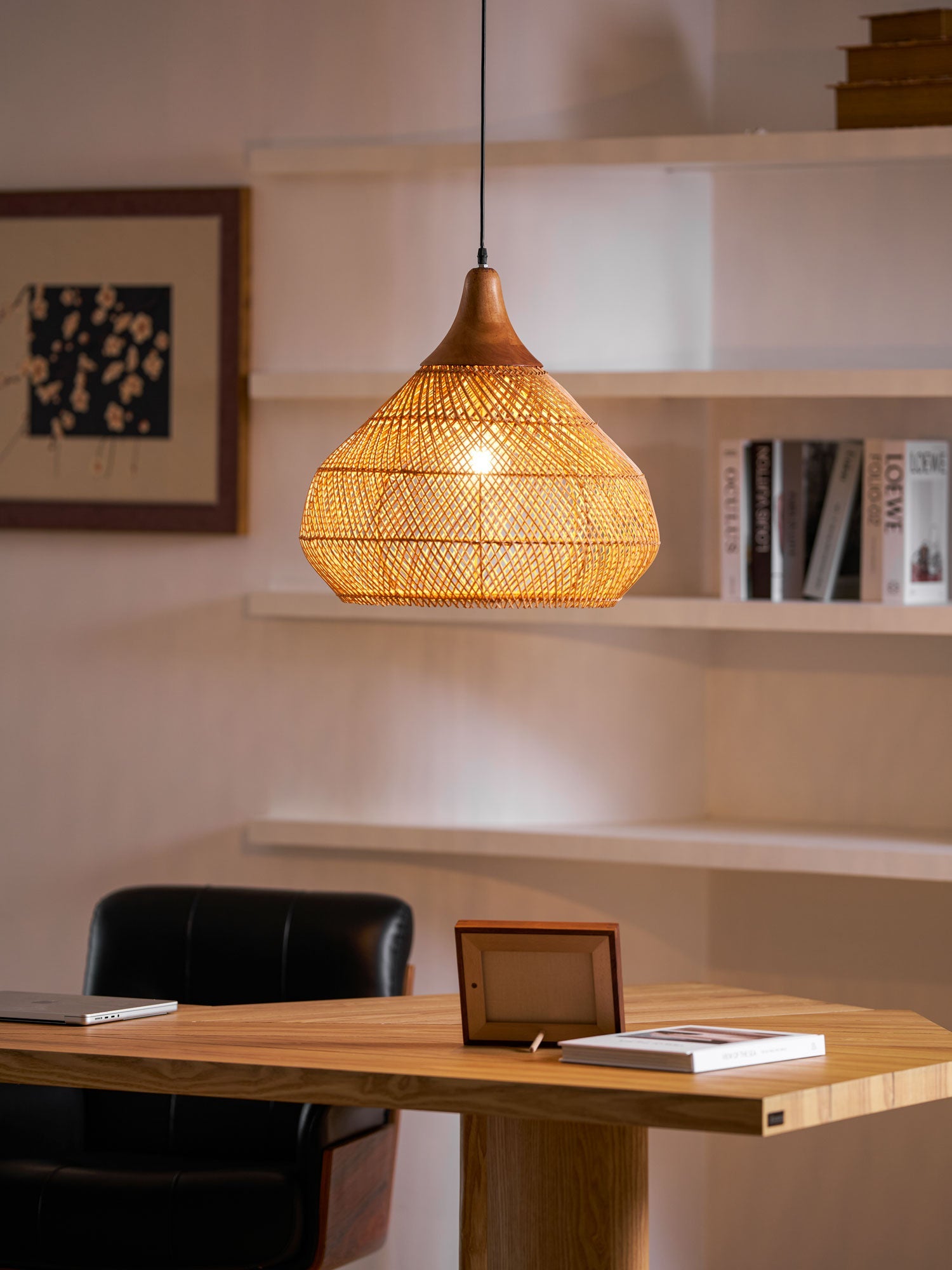 Handgevlochten Rotan Hanglamp – Javaanse Vlechtkunst in 4 Vormen & 3 Maten – Naturel of Zwart Rotan – E26/E27 Fitting – Scandinavisch Woonlicht | Sansoti