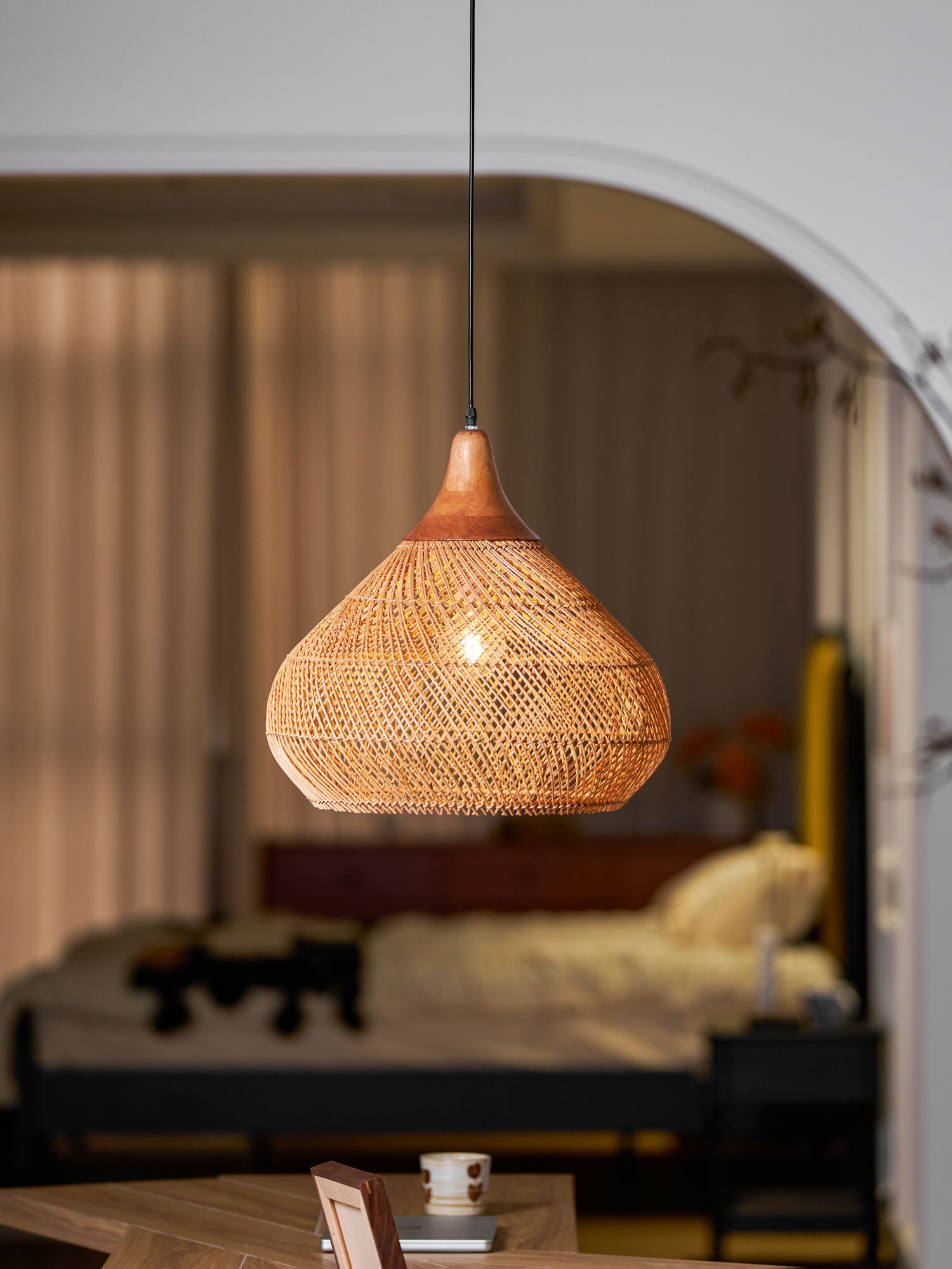Handgevlochten Rotan Hanglamp – Javaanse Vlechtkunst in 4 Vormen & 3 Maten – Naturel of Zwart Rotan – E26/E27 Fitting – Scandinavisch Woonlicht | Sansoti
