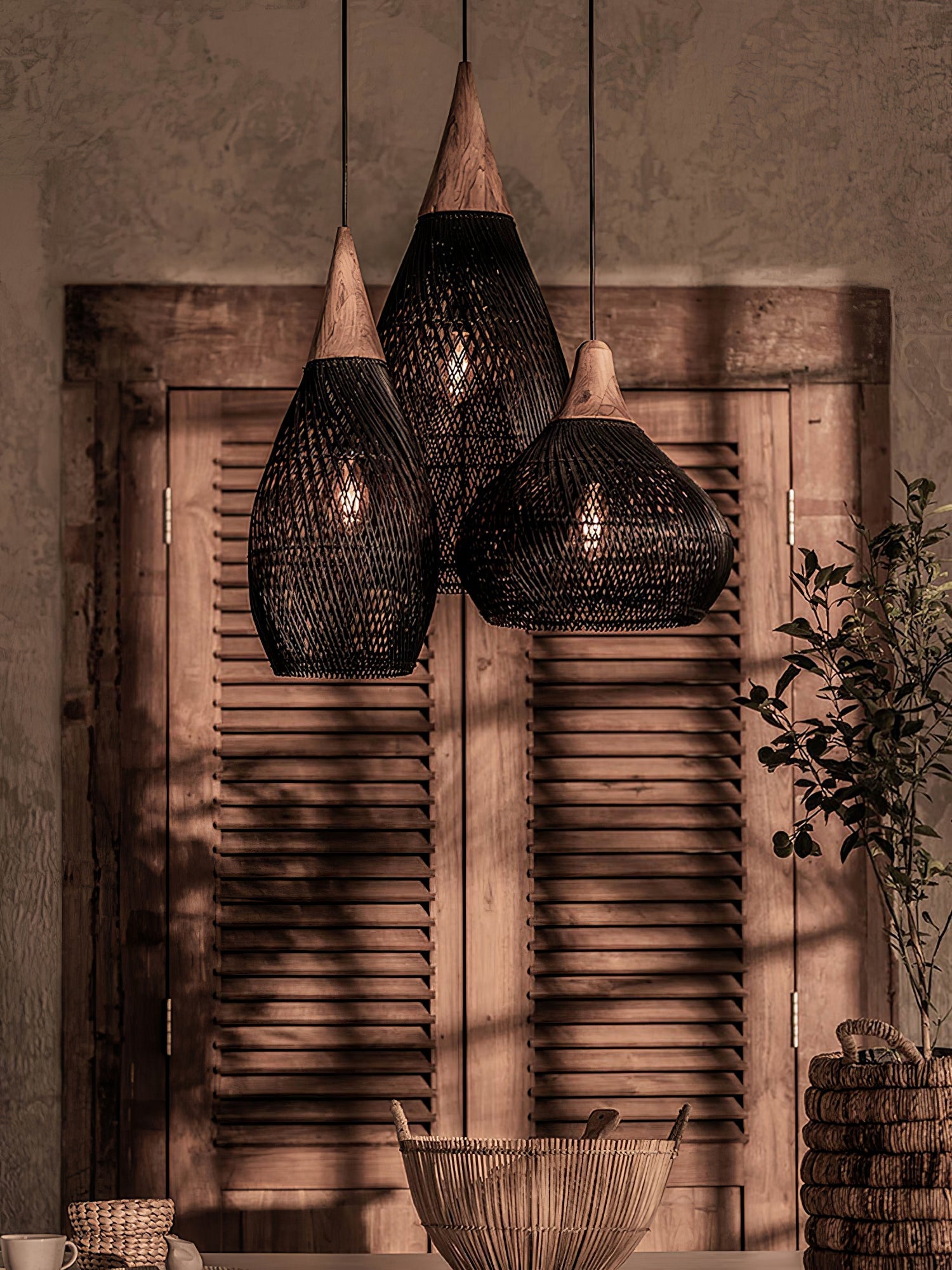 Handgevlochten Rotan Hanglamp – Javaanse Vlechtkunst in 4 Vormen & 3 Maten – Naturel of Zwart Rotan – E26/E27 Fitting – Scandinavisch Woonlicht | Sansoti