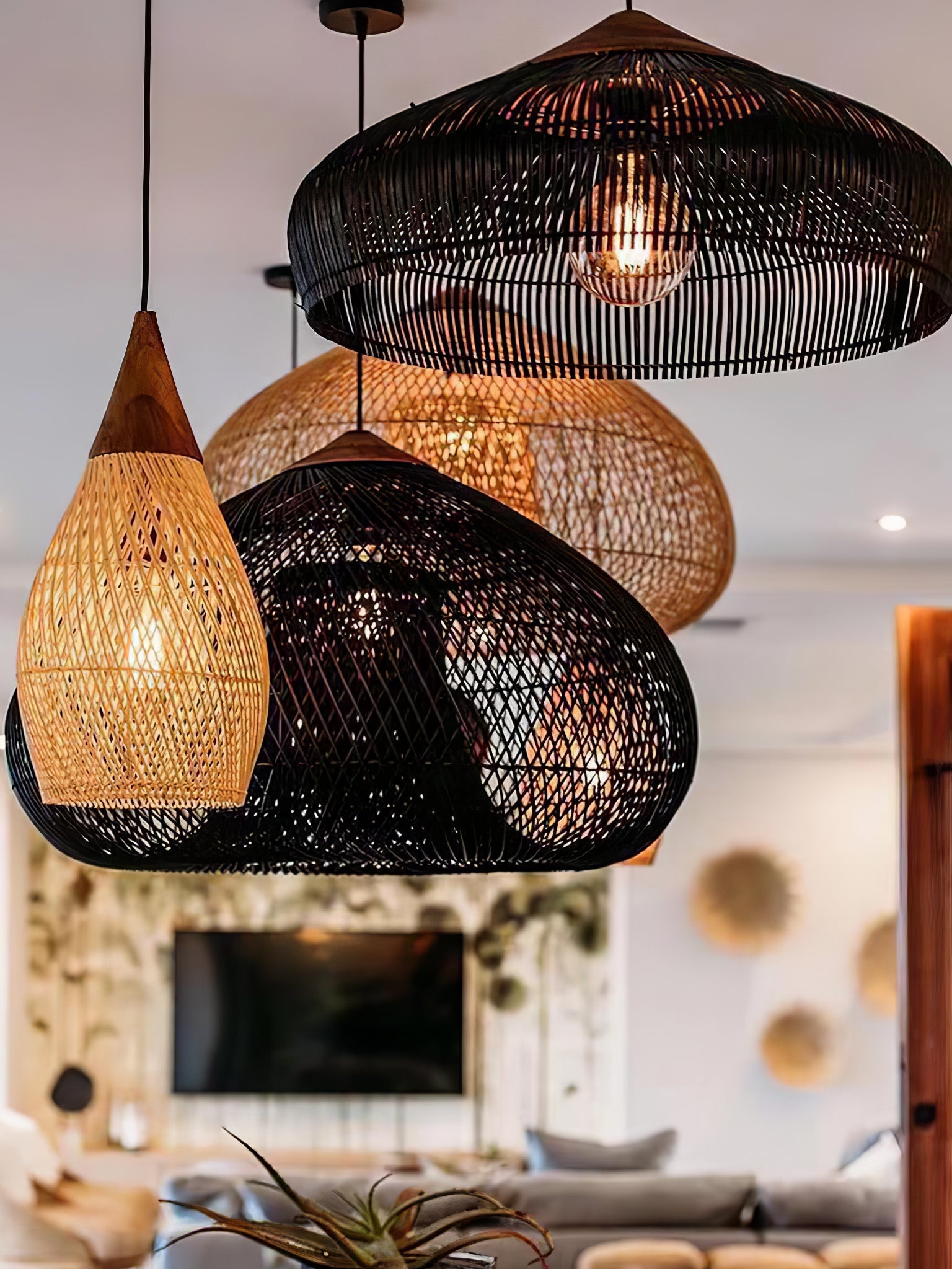 Handgevlochten Rotan Hanglamp – Javaanse Vlechtkunst in 4 Vormen & 3 Maten – Naturel of Zwart Rotan – E26/E27 Fitting – Scandinavisch Woonlicht | Sansoti