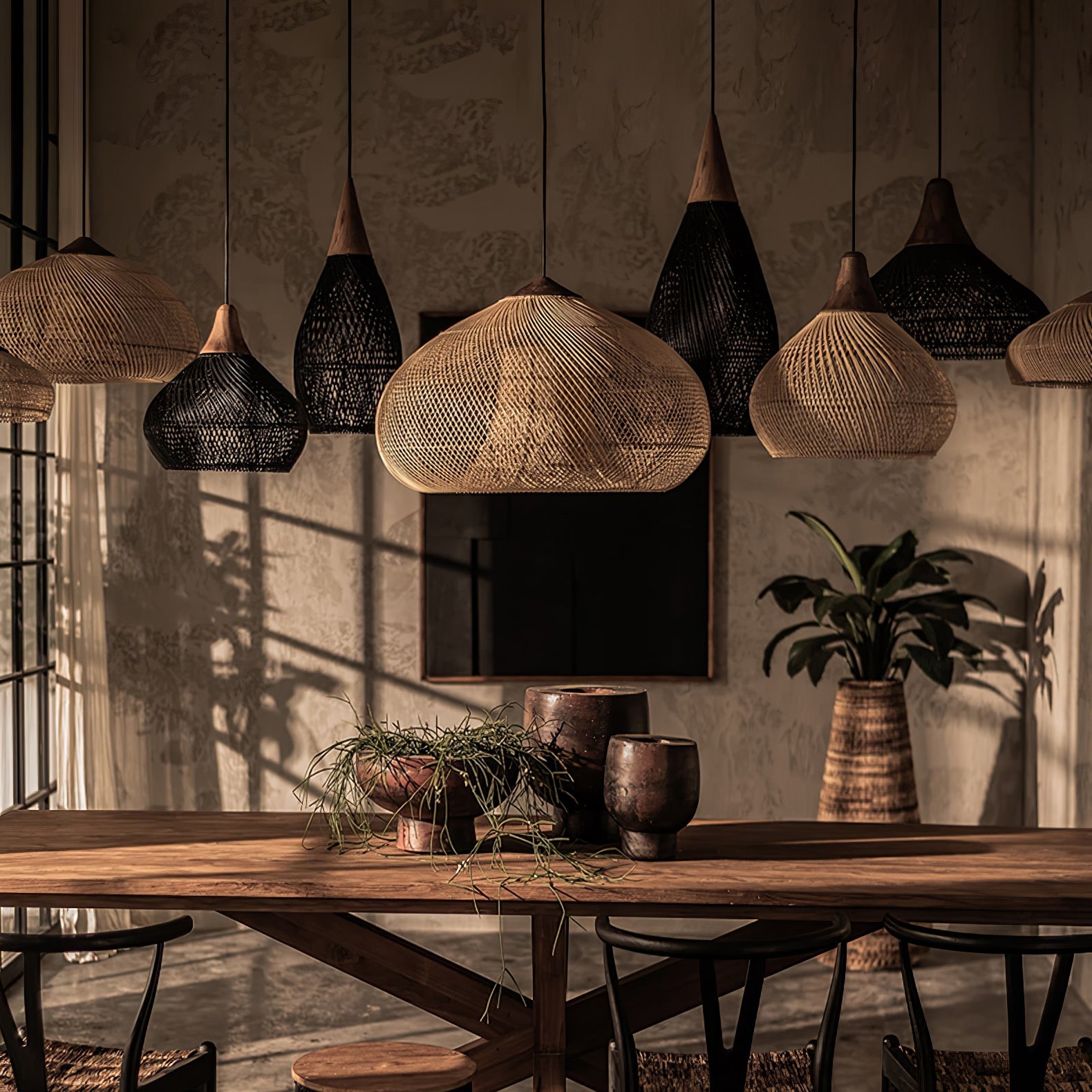 Handgevlochten Rotan Hanglamp – Javaanse Vlechtkunst in 4 Vormen & 3 Maten – Naturel of Zwart Rotan – E26/E27 Fitting – Scandinavisch Woonlicht | Sansoti