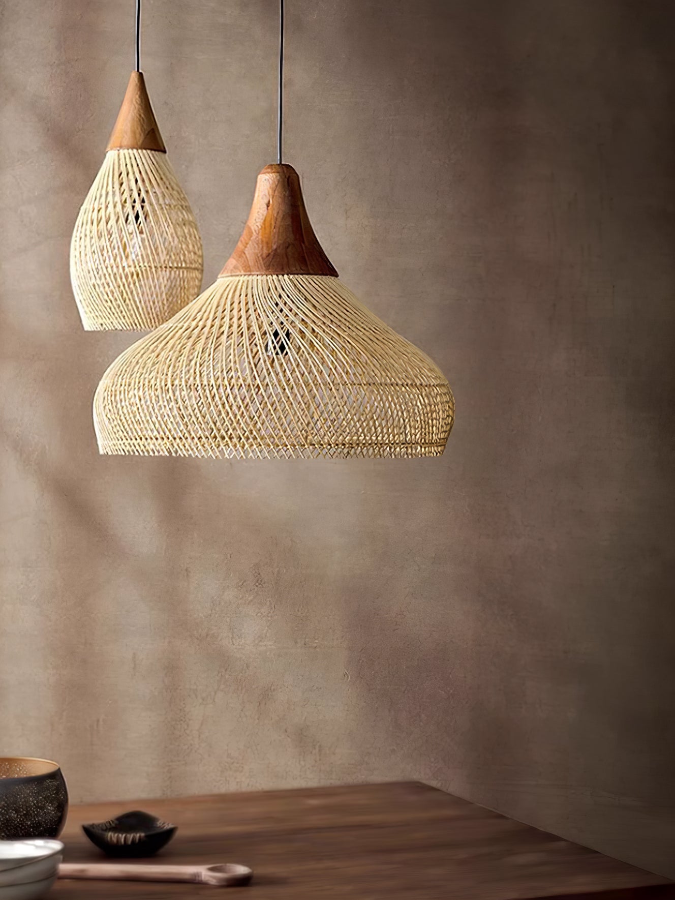 Handgevlochten Rotan Hanglamp – Javaanse Vlechtkunst in 4 Vormen & 3 Maten – Naturel of Zwart Rotan – E26/E27 Fitting – Scandinavisch Woonlicht | Sansoti