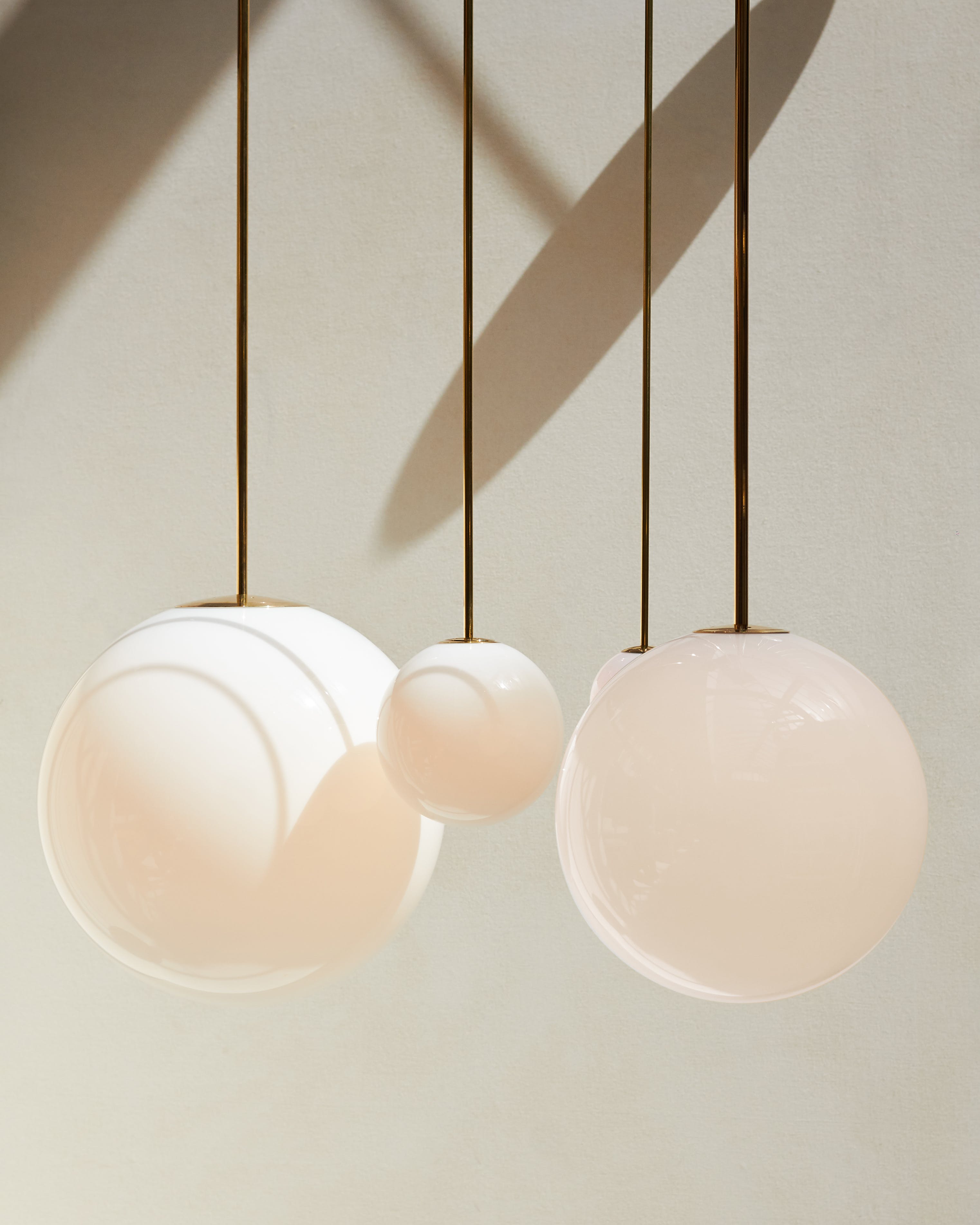 Architecturale Hanglamp met Opaal Glas — Messing of Zwart — Ø9-30cm — 100-200cm Hoogte | Sansoti