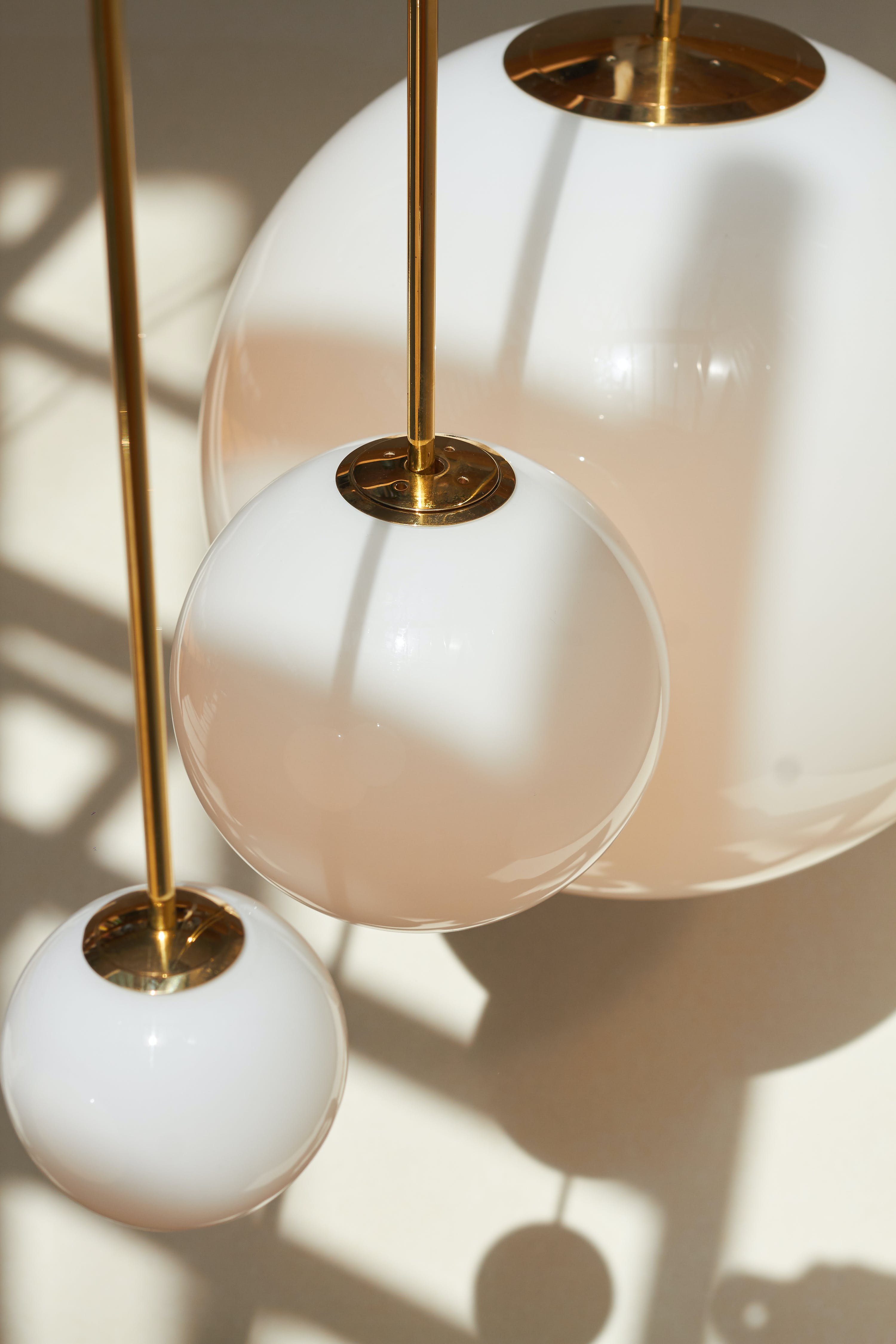 Architecturale Hanglamp met Opaal Glas — Messing of Zwart — Ø9-30cm — 100-200cm Hoogte | Sansoti