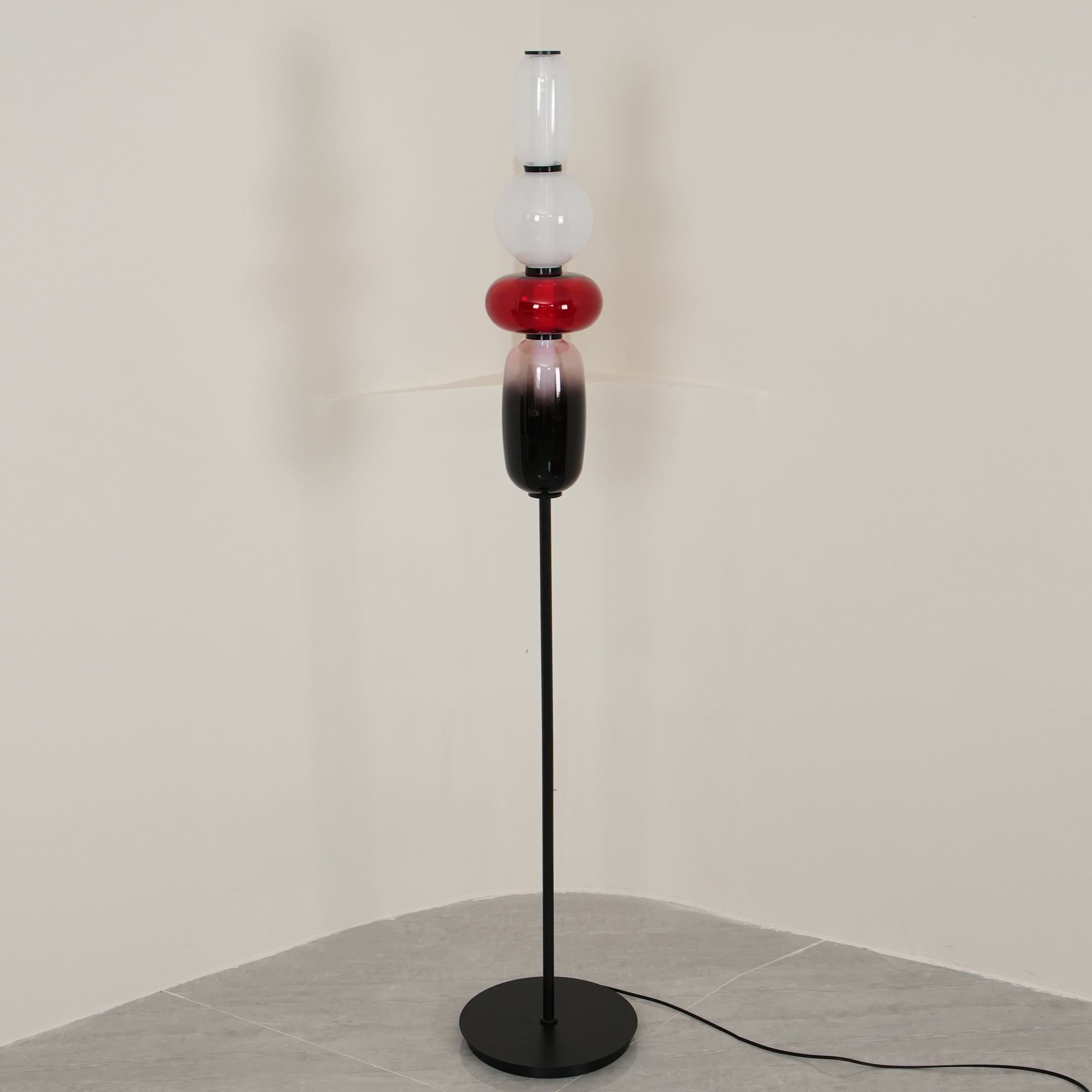 Glazen Vloerlamp met Handgeblazen Kap Zwarte Standaard Modern Design Woonkamer Verlichting | Sansoti