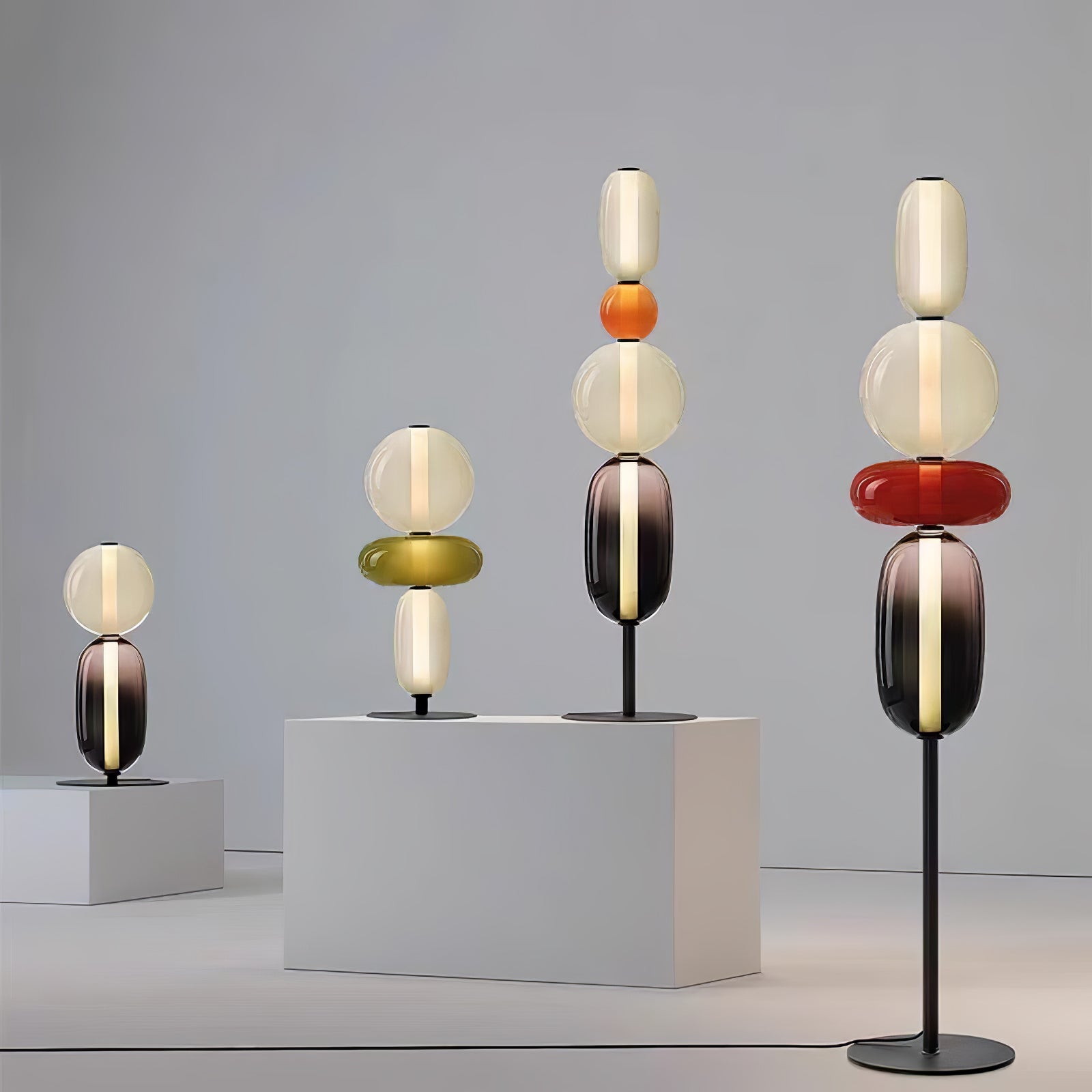 Handgeblazen Glazen Vloerlamp met Artistieke Glasclusters – Decoratief Stijlicoon met Geïntegreerde LED – Verkrijgbaar in Twee Hoogtes | Sansoti