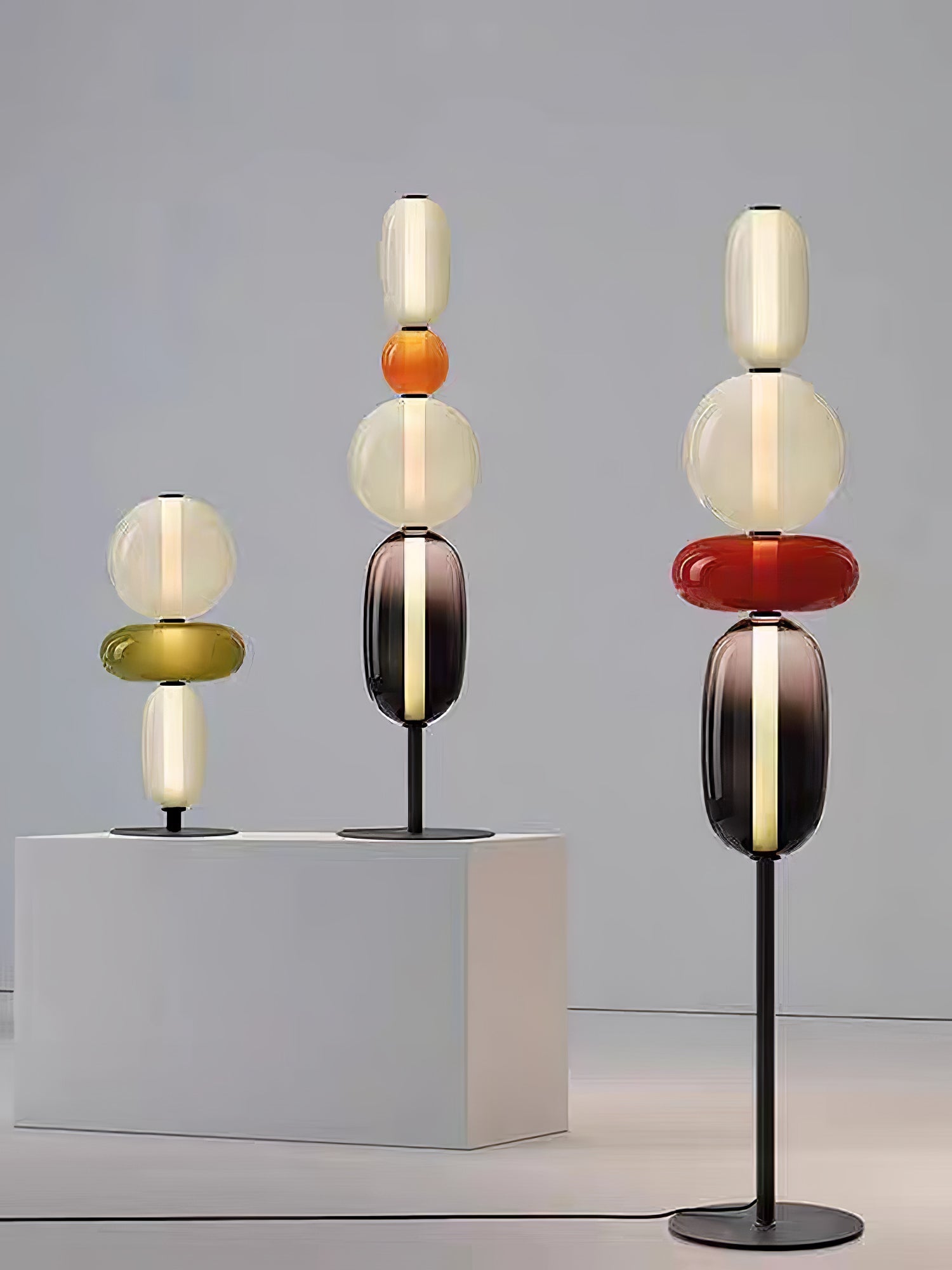 Handgeblazen Glazen Vloerlamp met Artistieke Glasclusters – Decoratief Stijlicoon met Geïntegreerde LED – Verkrijgbaar in Twee Hoogtes | Sansoti