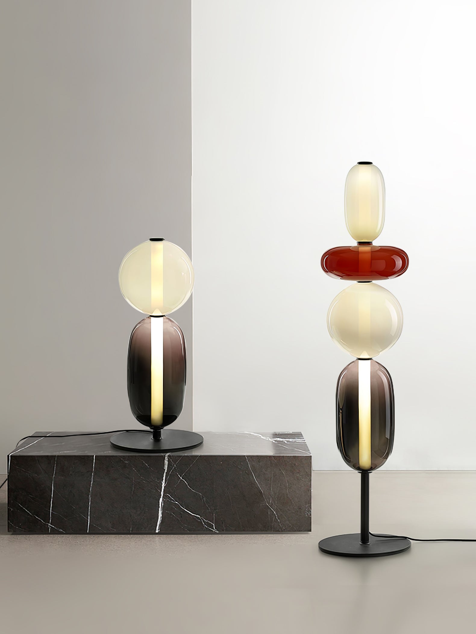 Handgeblazen Glazen Vloerlamp met Artistieke Glasclusters – Decoratief Stijlicoon met Geïntegreerde LED – Verkrijgbaar in Twee Hoogtes | Sansoti